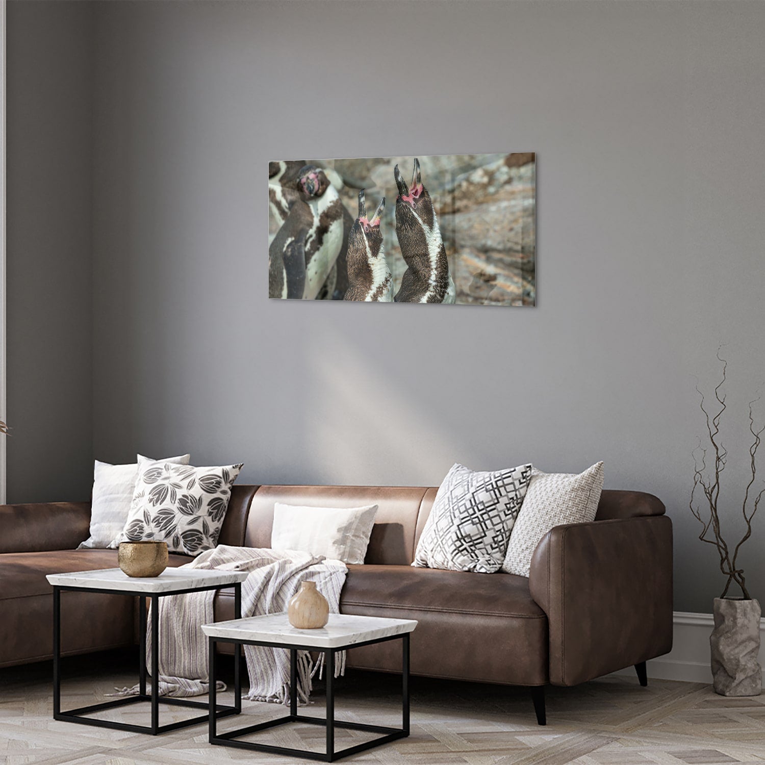 Glas schilderij met vrolijke pinguns op een muur in een modern interieur.