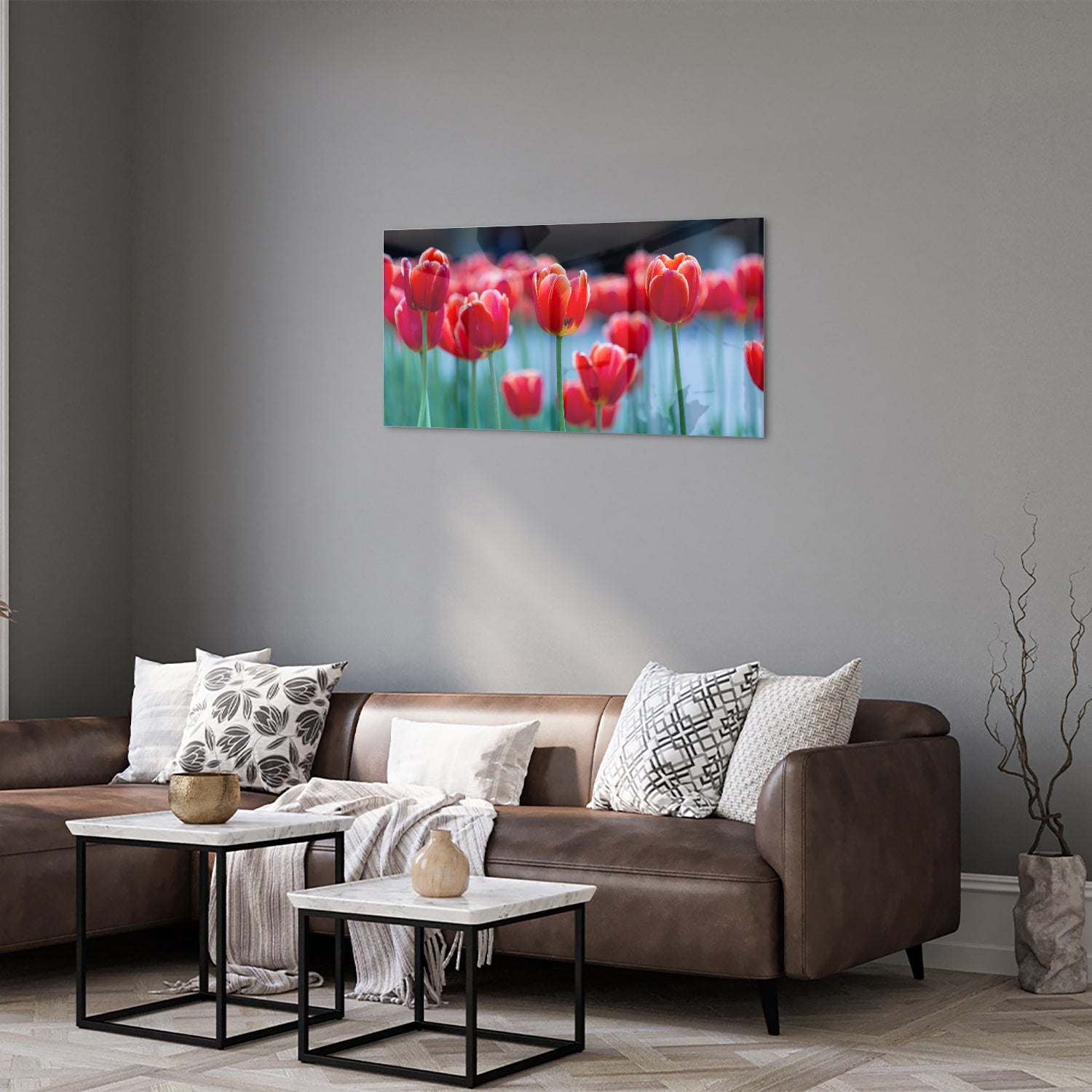 Glazen schilderij met rode tulpen op een witte muur