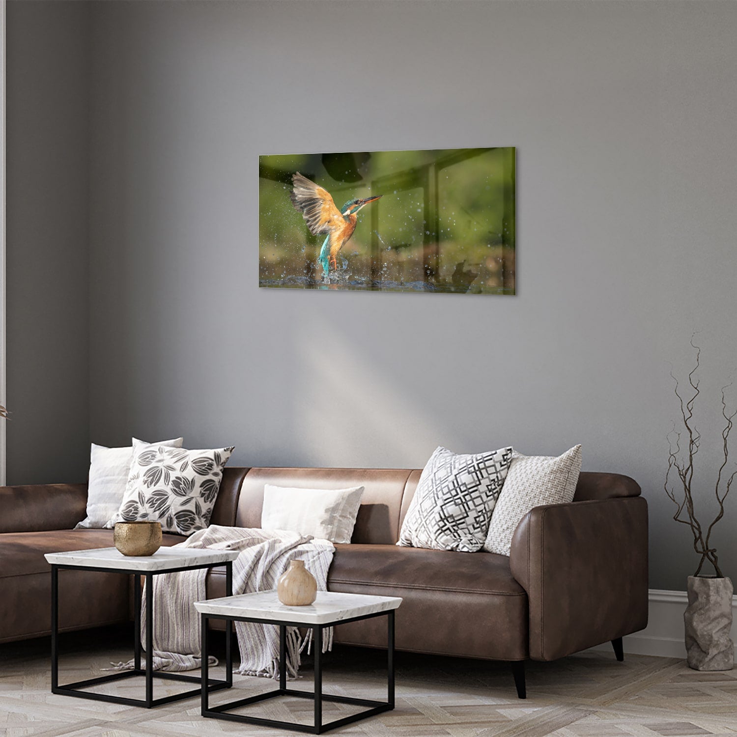 Glazen schilderij van een ijsvogel die in het water duikt