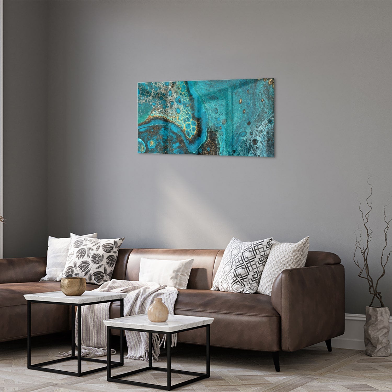 Glazen schilderij in turkoois met gouden accenten aan de muur boven een houten meubel.