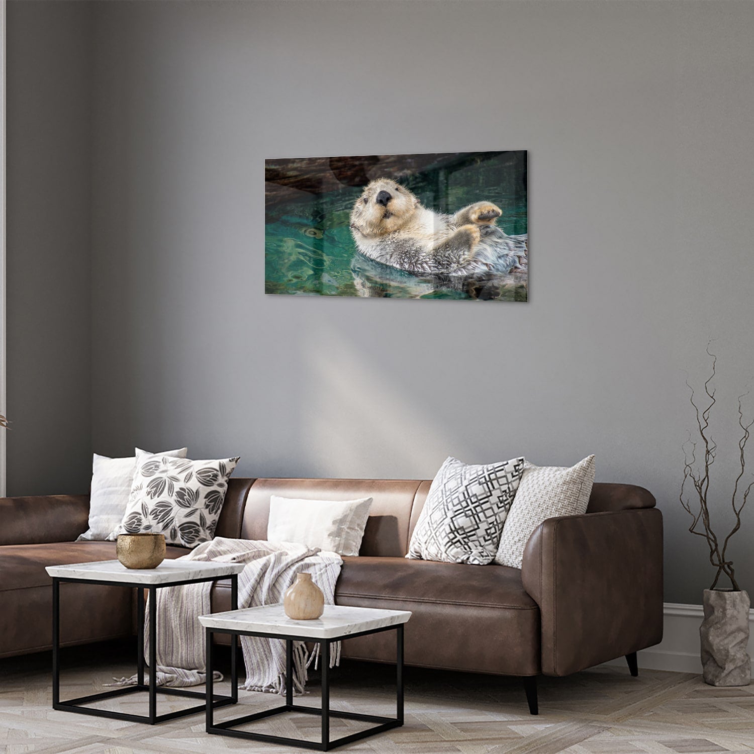 Glazen schilderij van een zeeotter die in water drijft.
