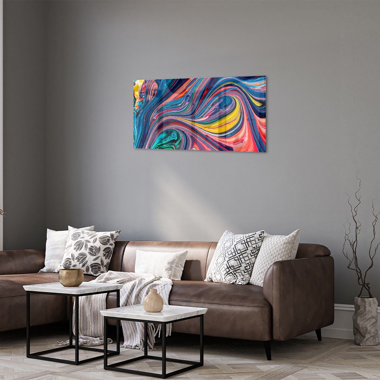 Kleurrijk abstract glazen schilderij aan de muur in een modern interieur.