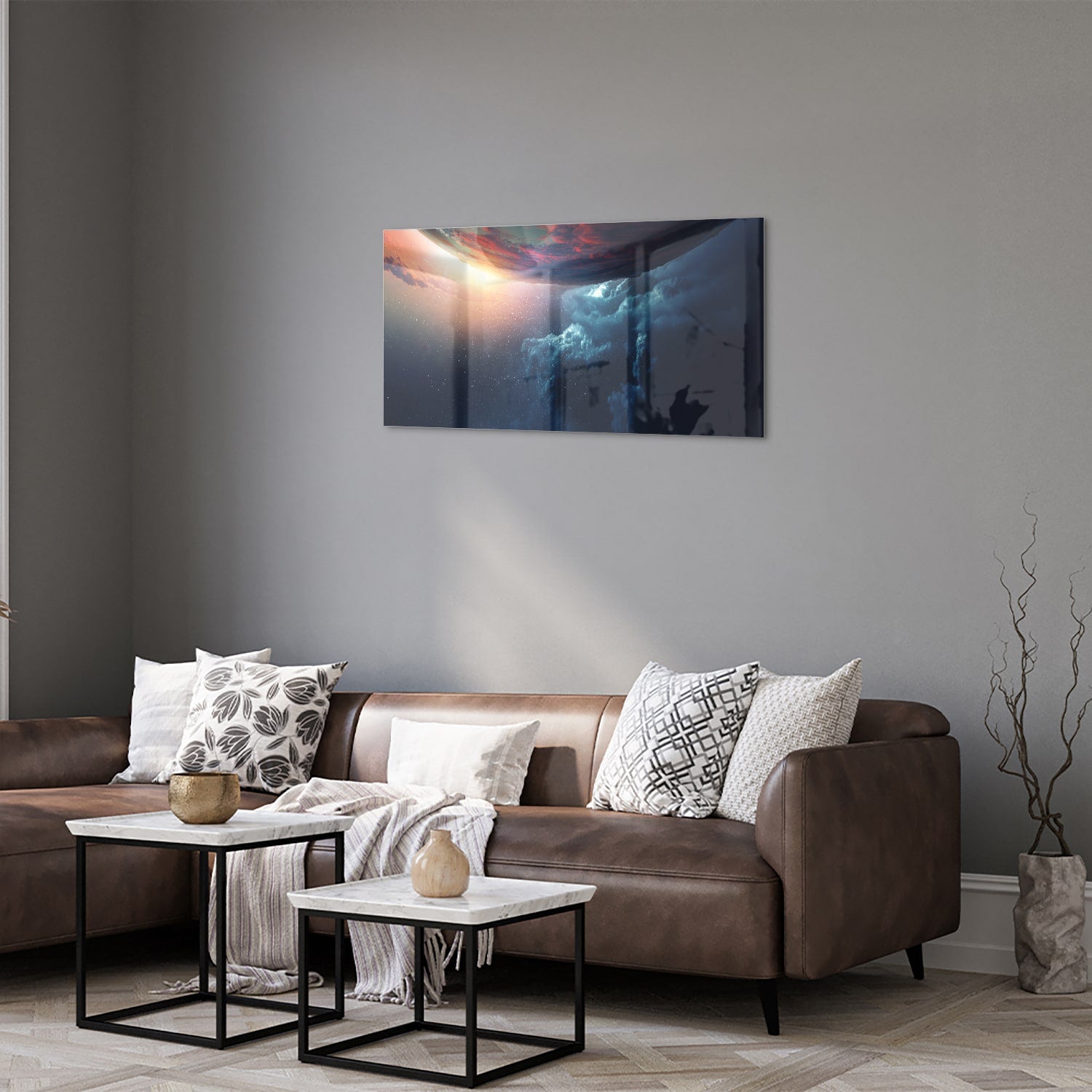 Glazen schilderij met een kosmisch uitzicht en kleurrijke lucht in woonkamer.
