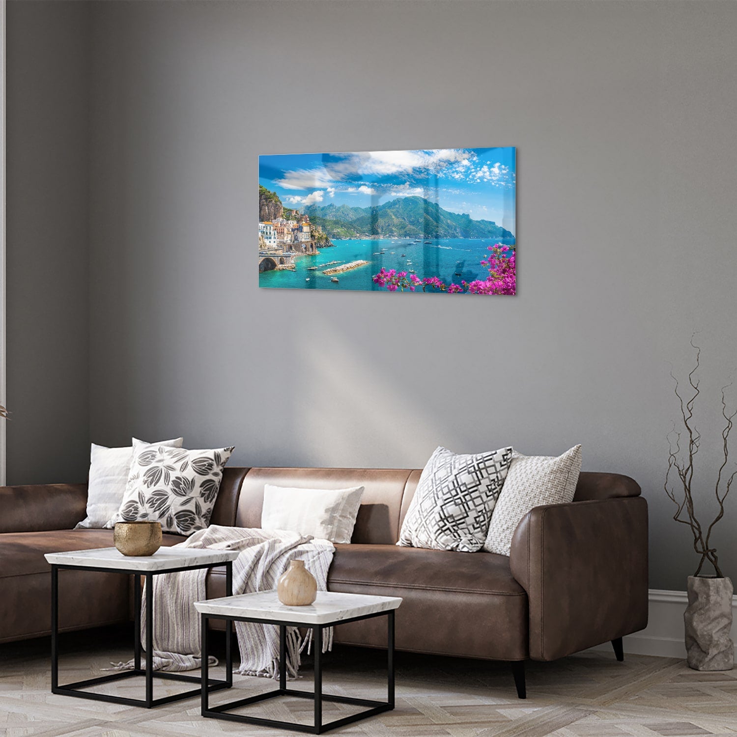 Glazen schilderij van een kustlandschap met blauwe zee en groene bergen.