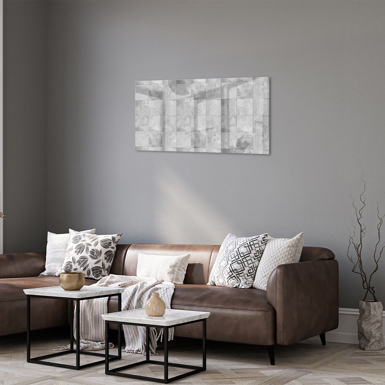 Abstract glazen schilderij in grijstinten aan de muur boven een houten dressoir.