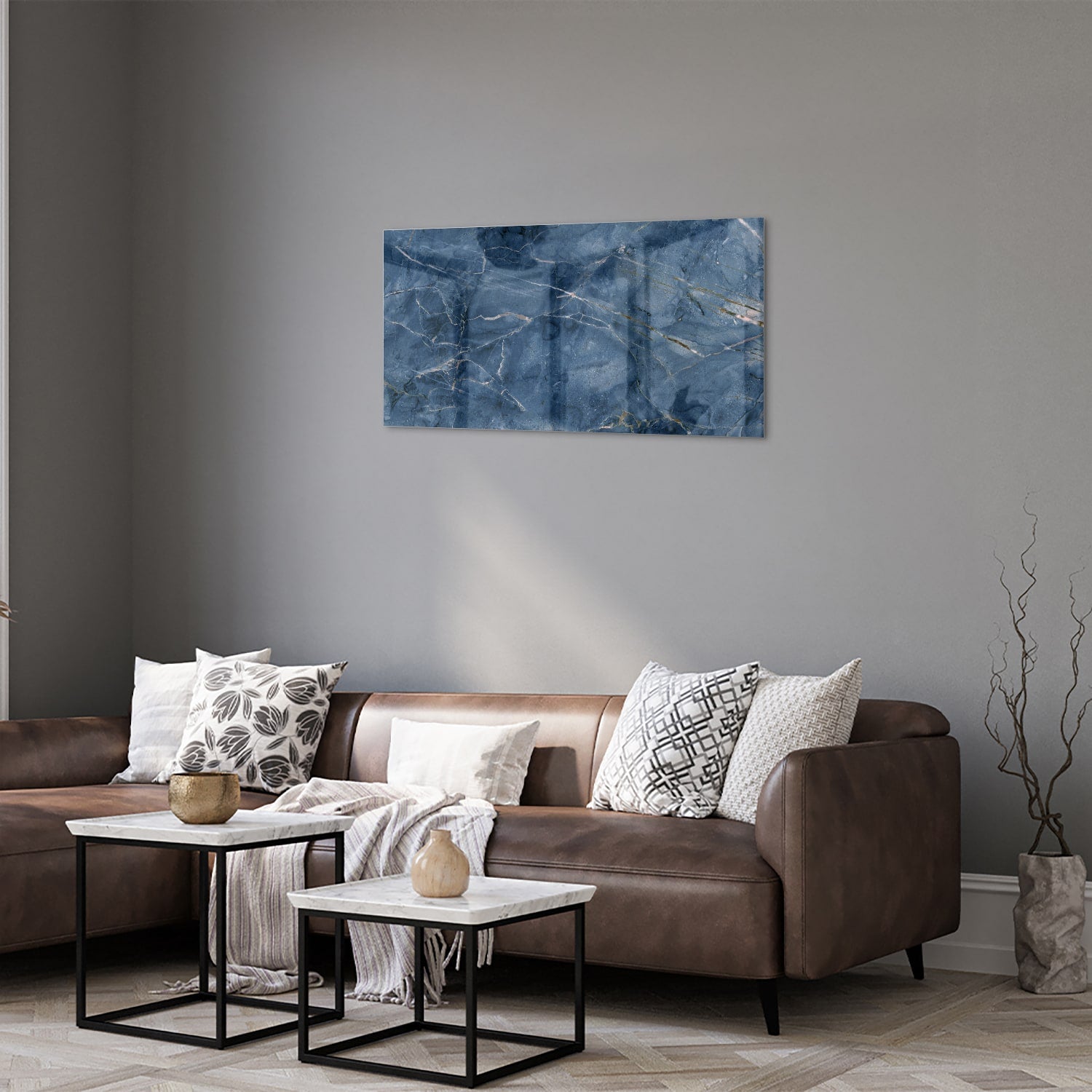 Diepblauw glazen schilderij met marmerstructuur aan de muur