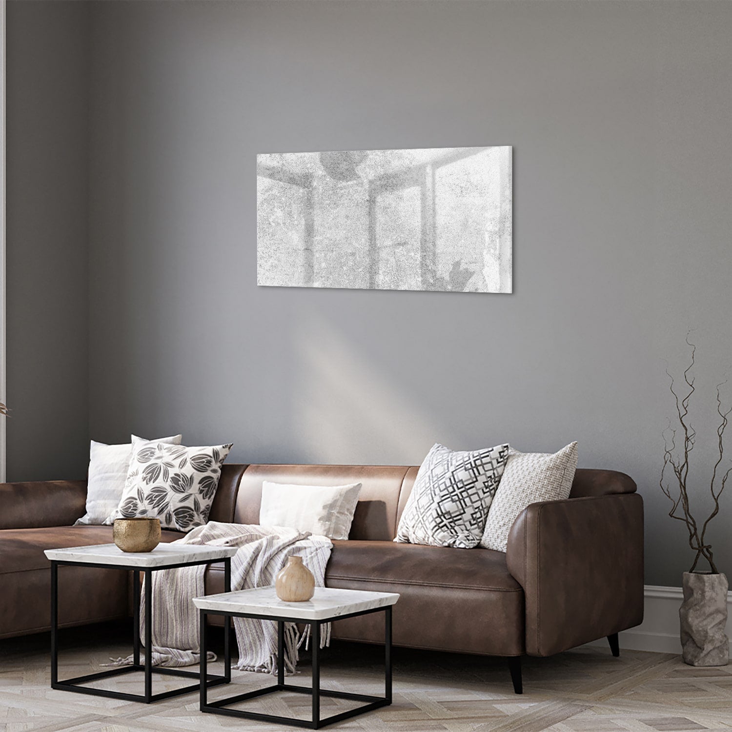 Abstract glazen schilderij met een subtiele textuur aan de muur in een moderne woonkamer.