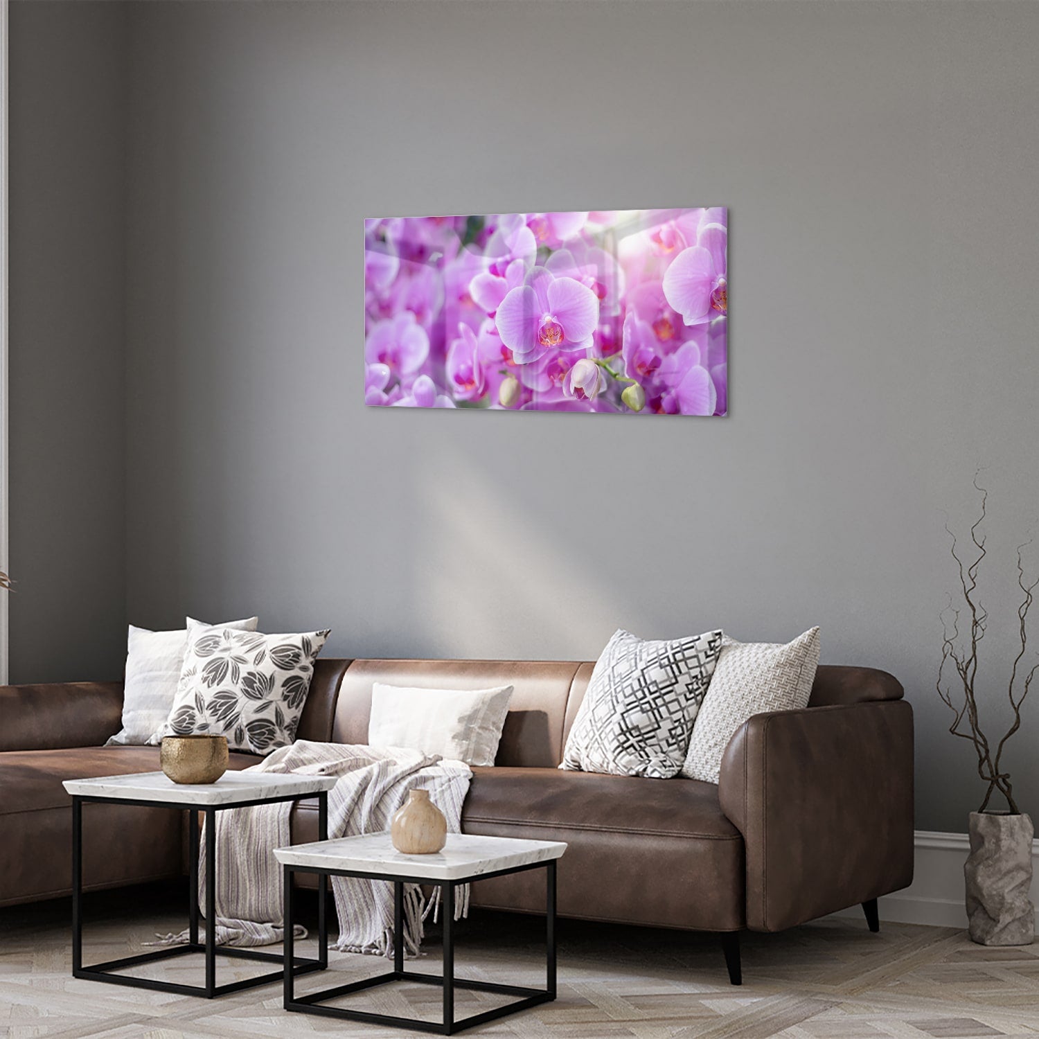 Glazen schilderij met een close-up van paarse orchideen in een mooi interieur
