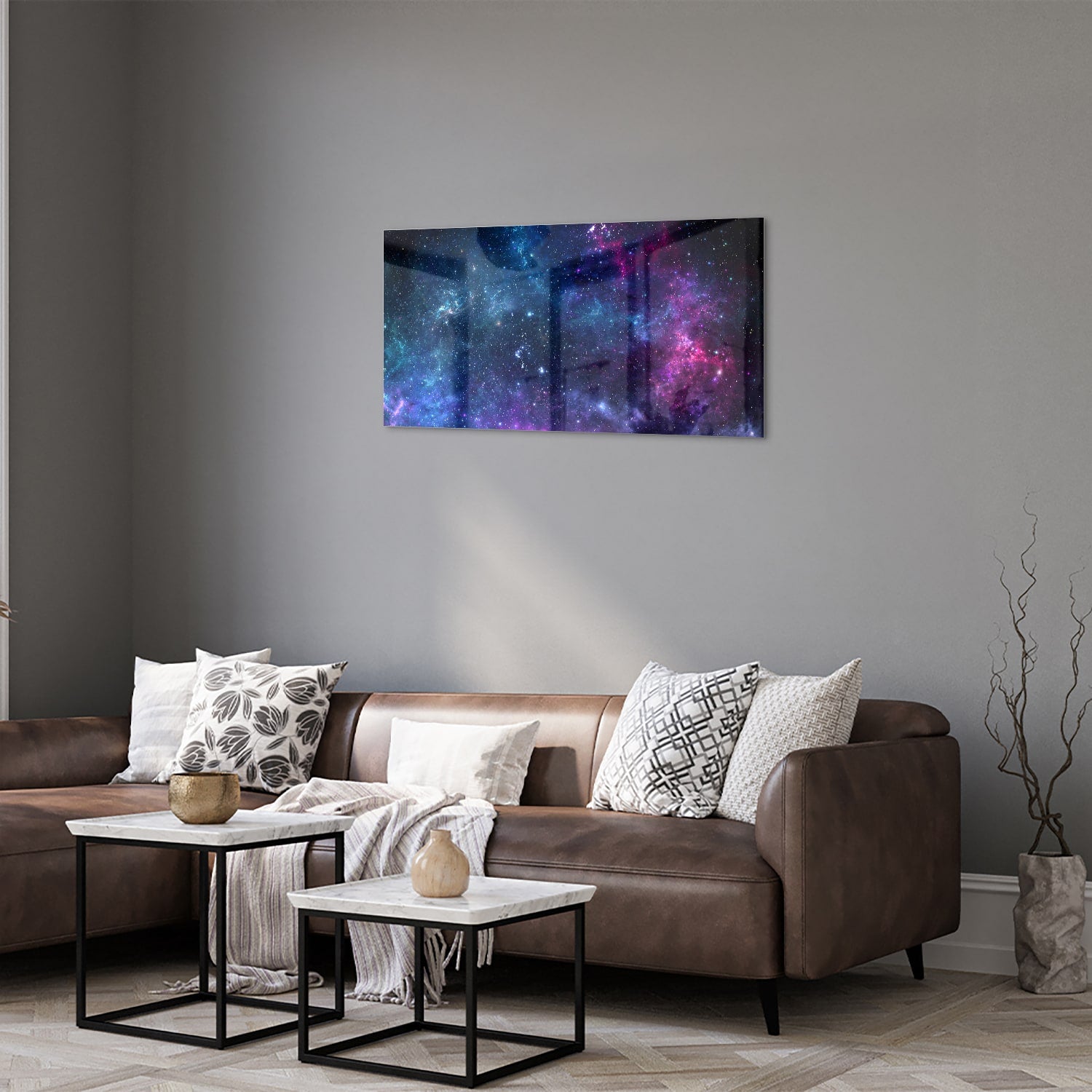 Glazen schilderij van het universum met kleurrijke sterren en nevels.