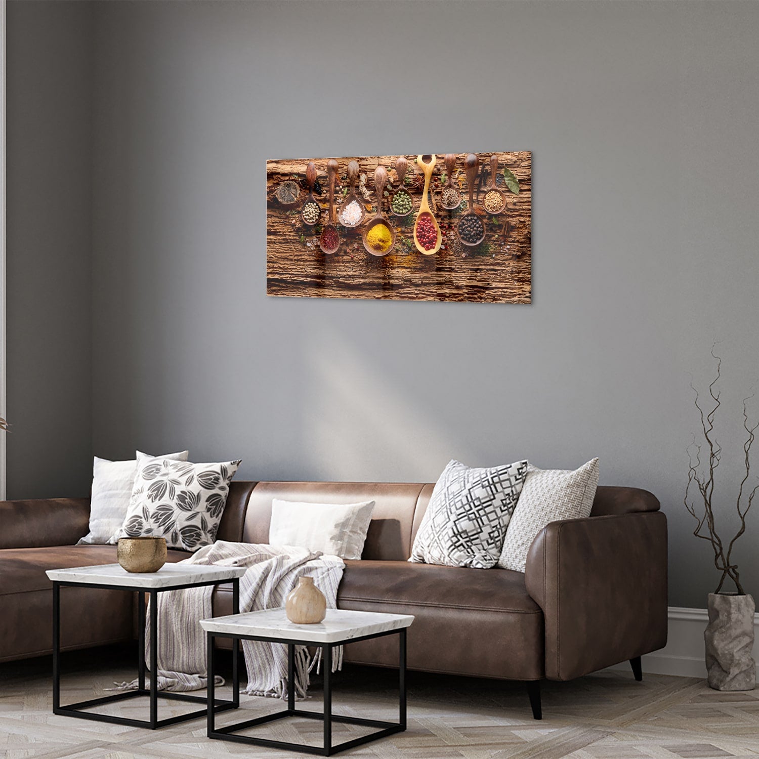 Glazen schilderij met kleurrijke specerijen en houten lepels op een rustieke achtergrond.