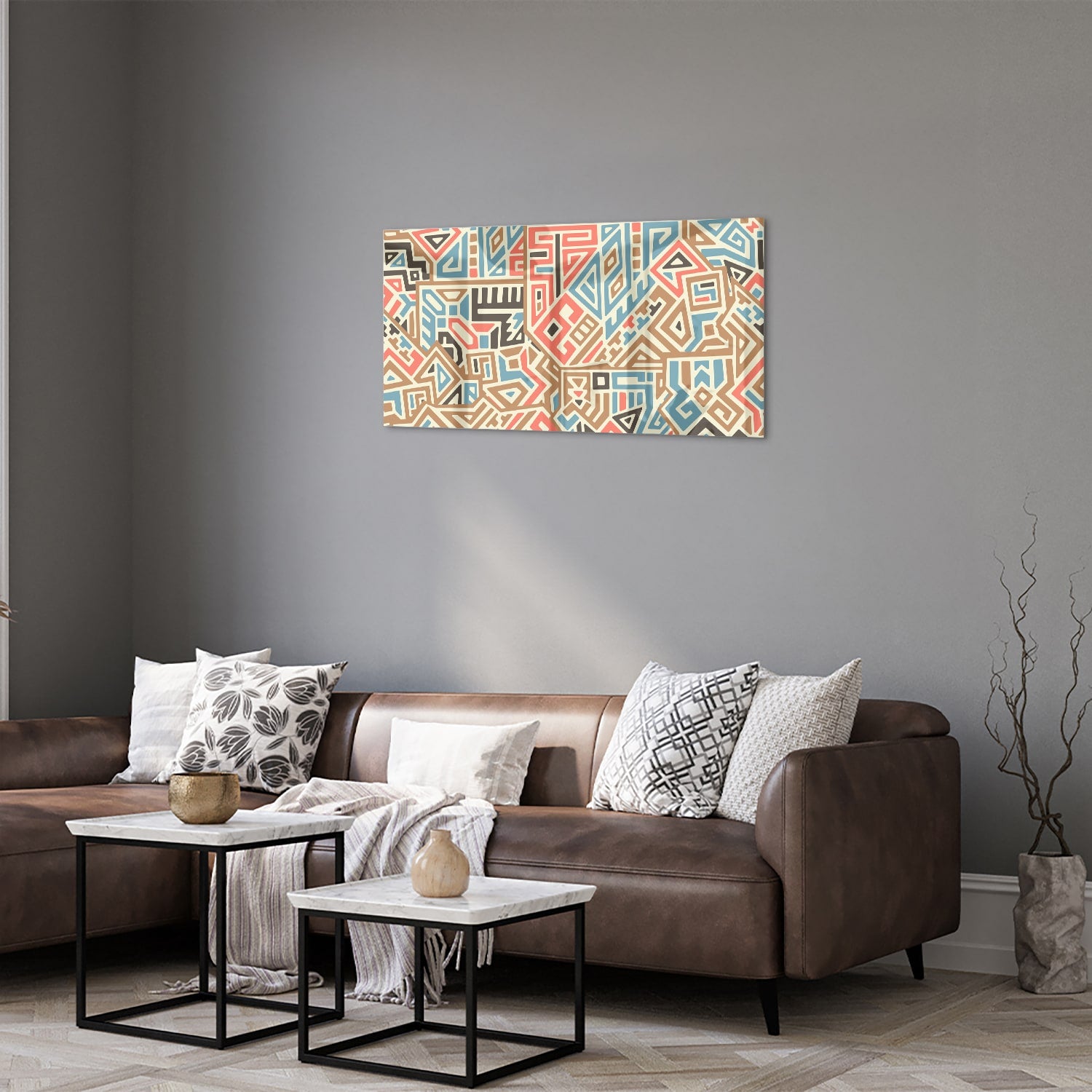 Abstract glazen schilderij met kleurrijke geometrische patronen aan de muur.