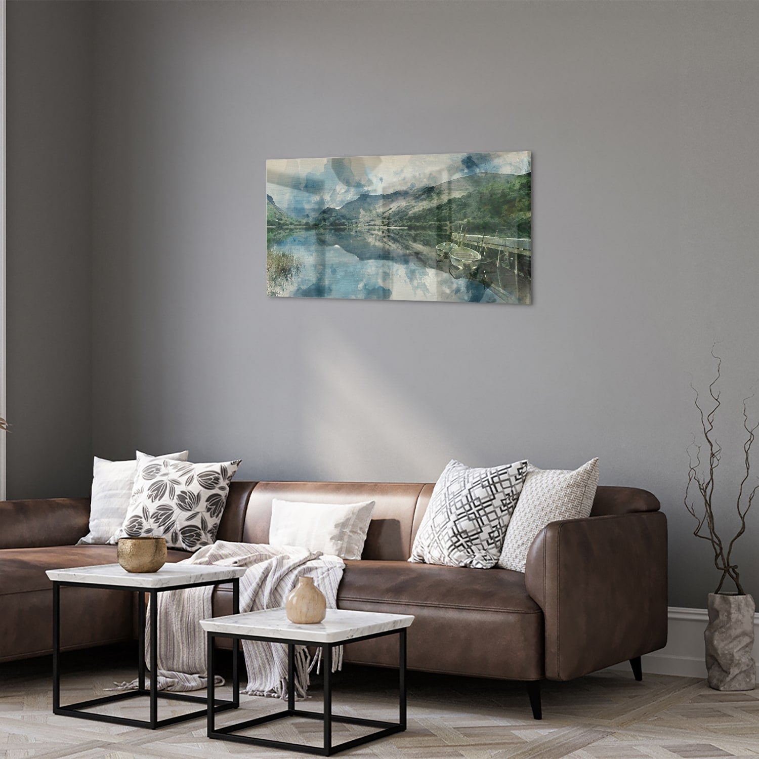Glazen schilderij van een serene landschap met blauw meer en bergen