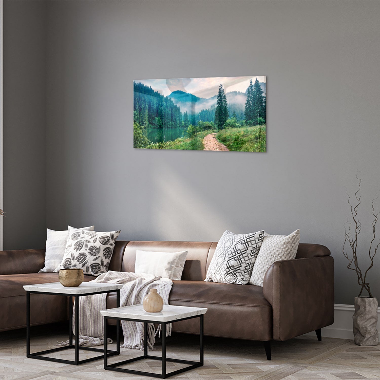 Glazen schilderij van een berglandschap met een pad en bomen
