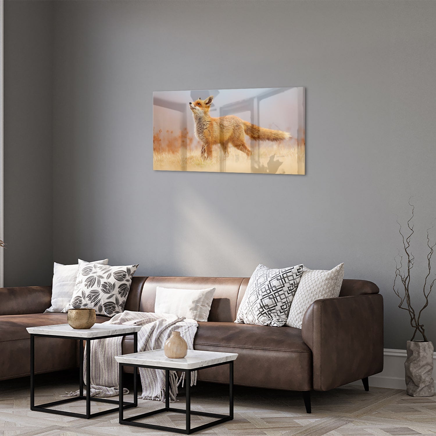 Glazen schilderij van een vos die in de natuur staat, perfect voor moderne interieurs.