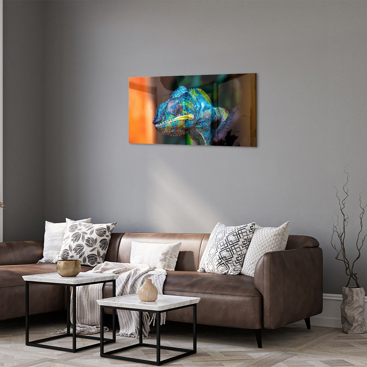 Glazen schilderij van een kleurrijk chameleon hangt aan de muur