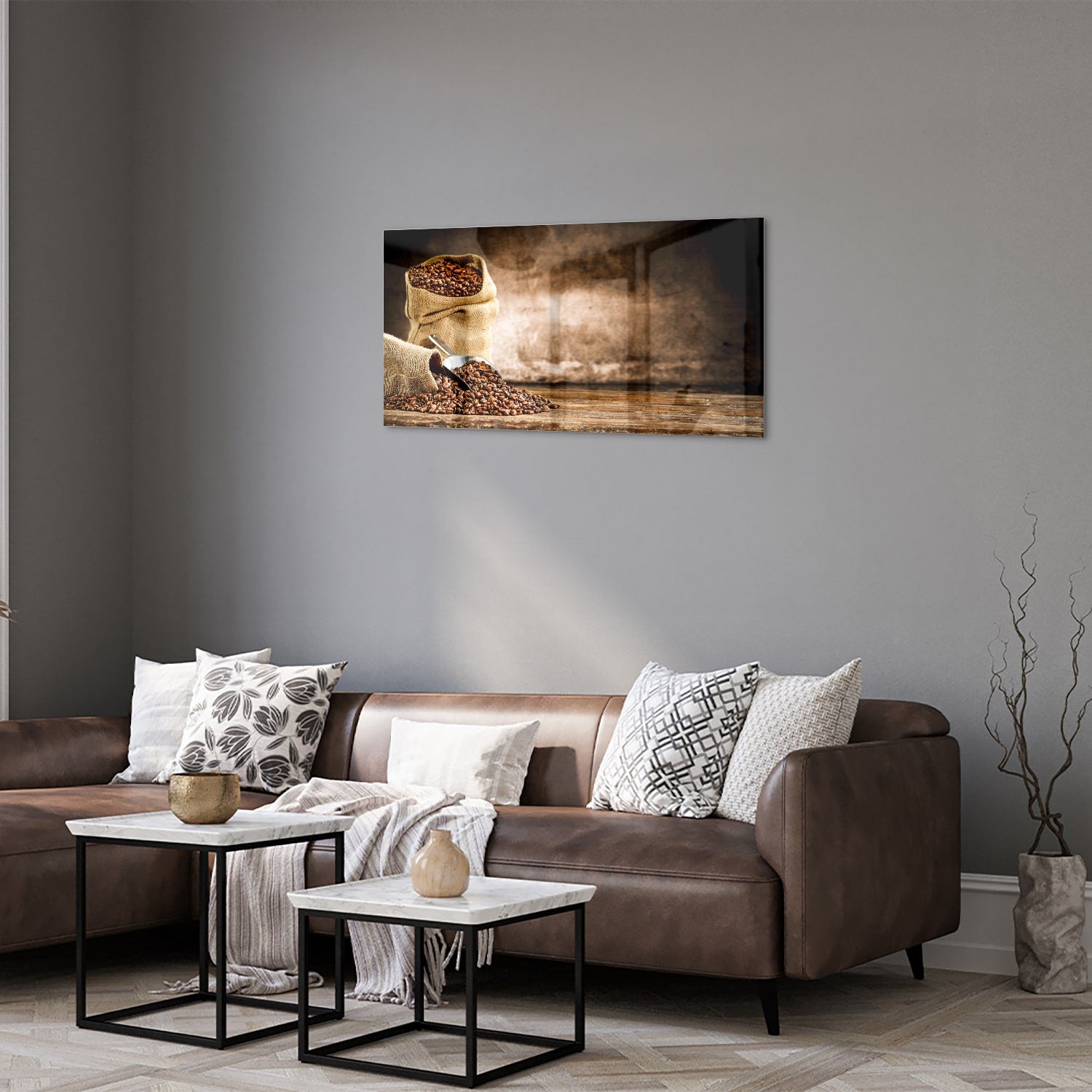 Glazen schilderij met koffiezakken en koffiebonen op een muur.
