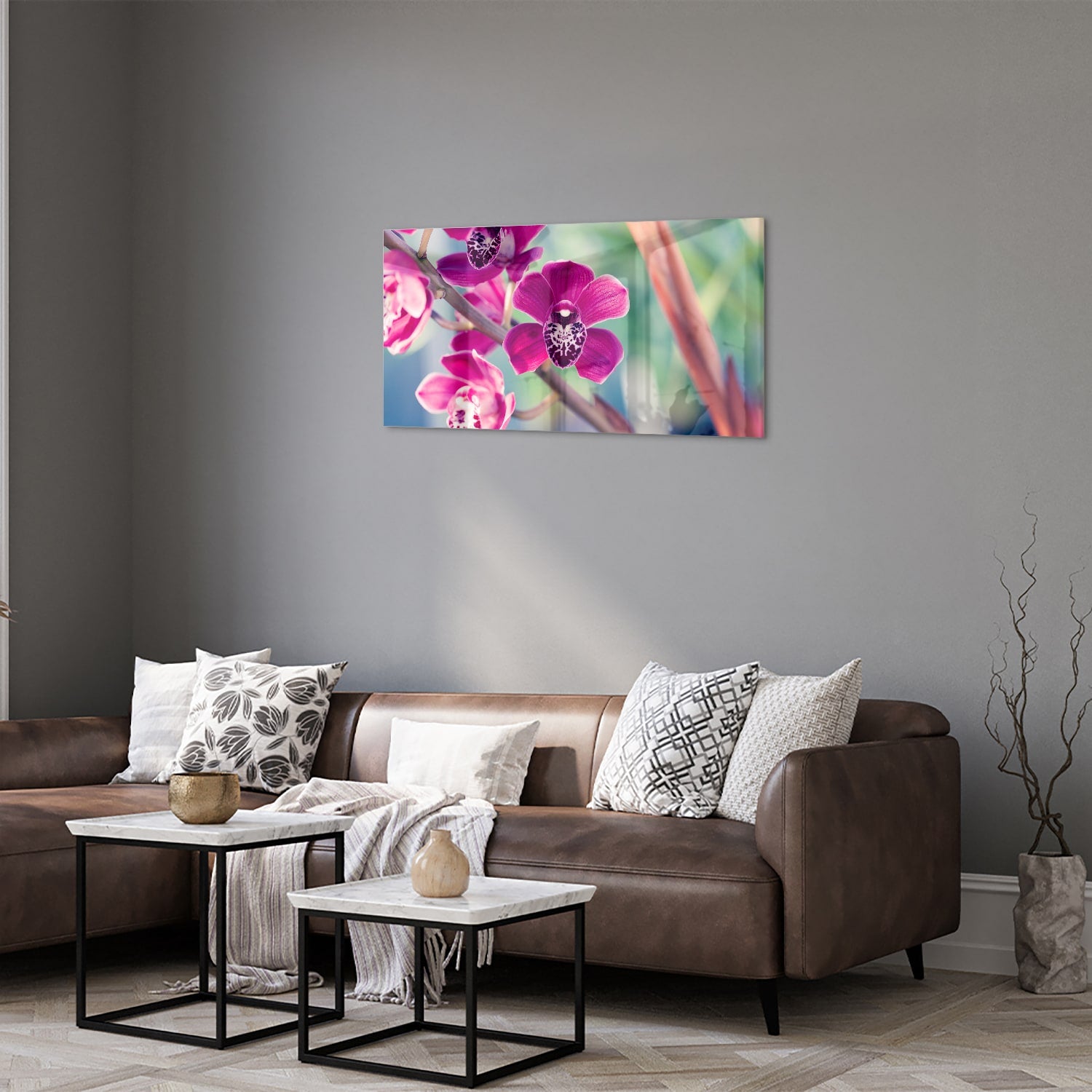Glazen schilderij van paarse orchideen aan de muur in sfeervolle woonkamer.