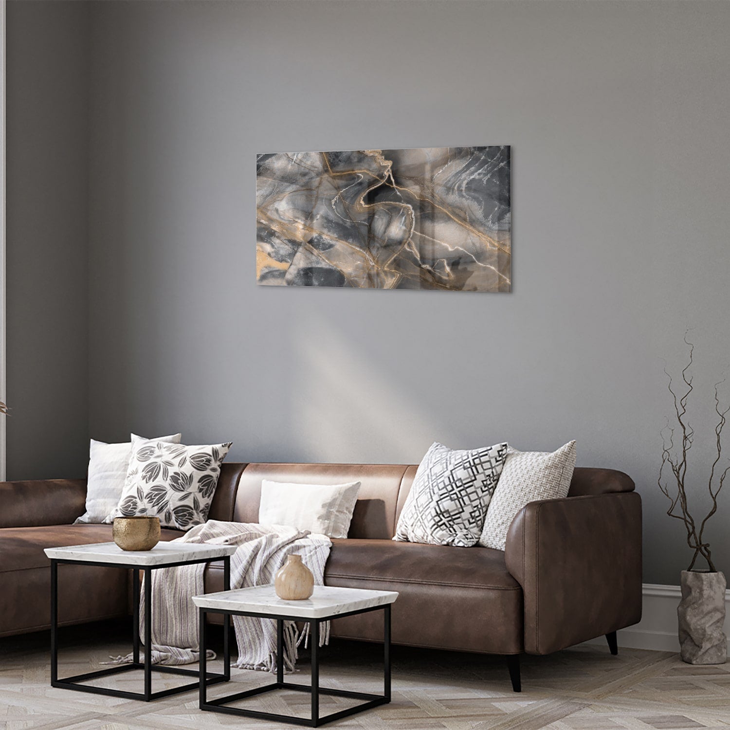Abstract glazen schilderij met zwarte en gouden lijnen aan de muur.
