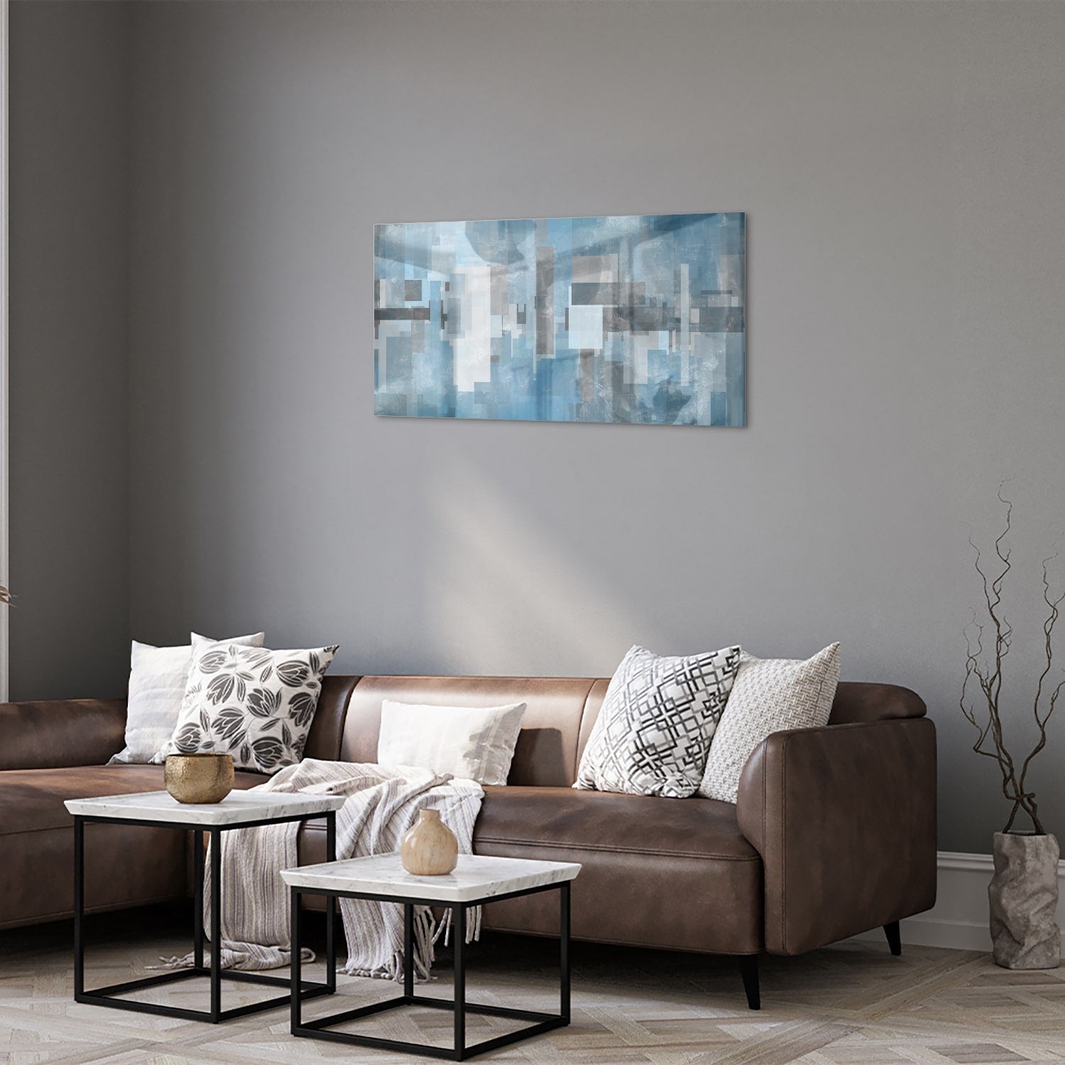 Abstract glas schilderij met blauwe en grijze tinten aan de muur