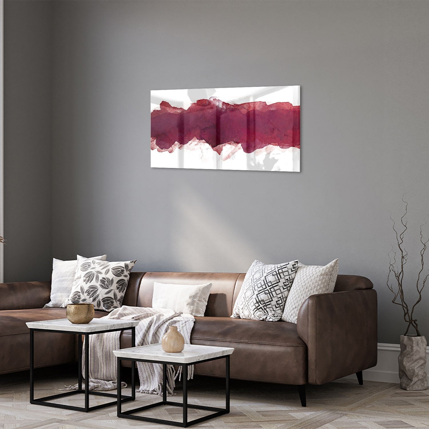 Abstract glas schilderij in dieprood gehangen boven een moderne kast
