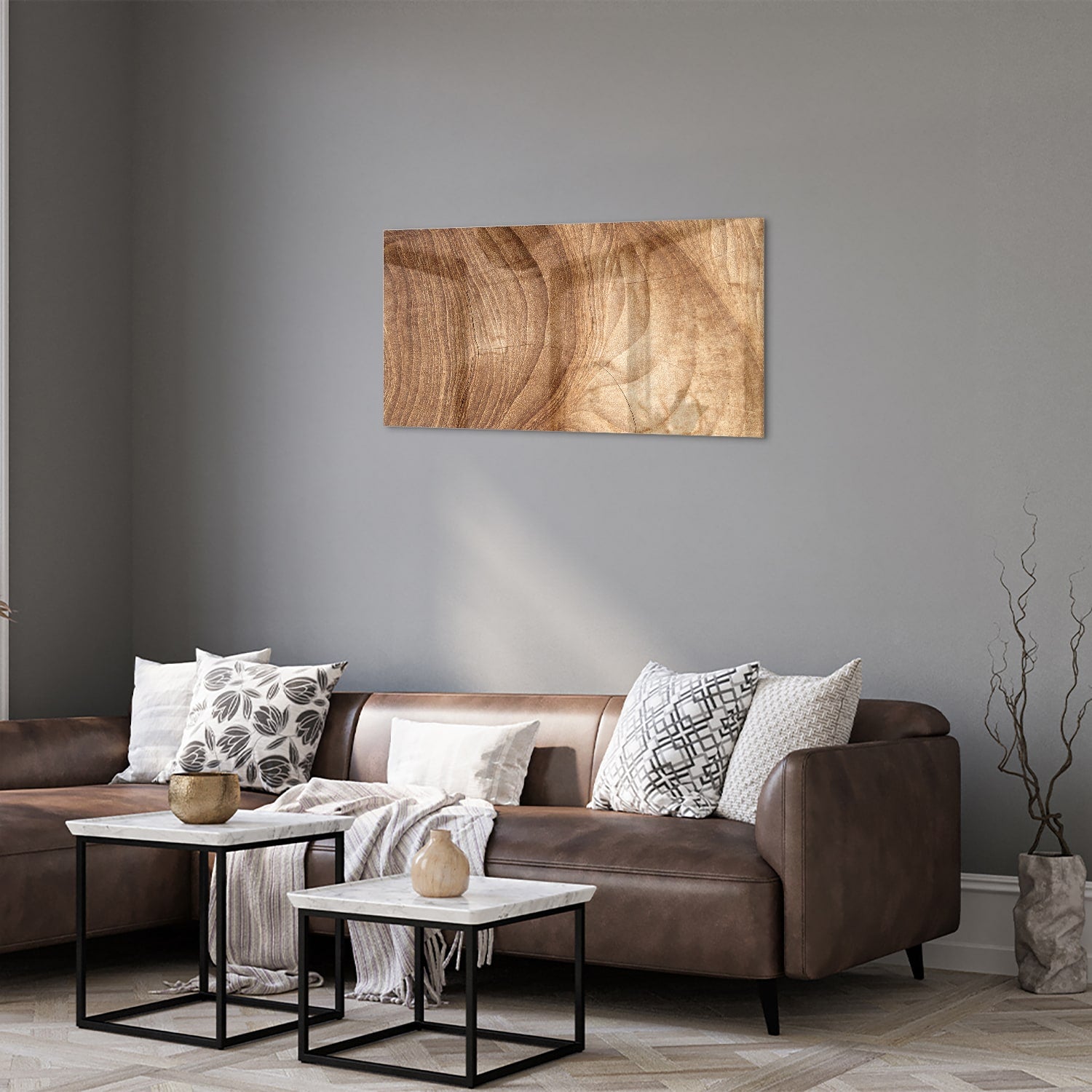 Glazen schilderij met een ontwerp in houttinten, hangt aan de muur.
