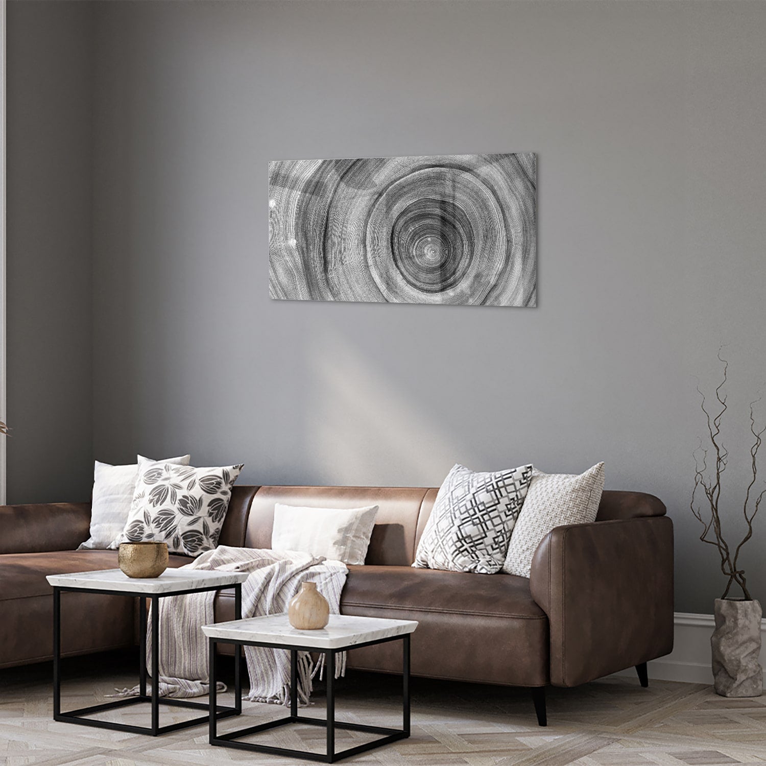Abstract glazen schilderij in grijstinten met cirkels aan de muur