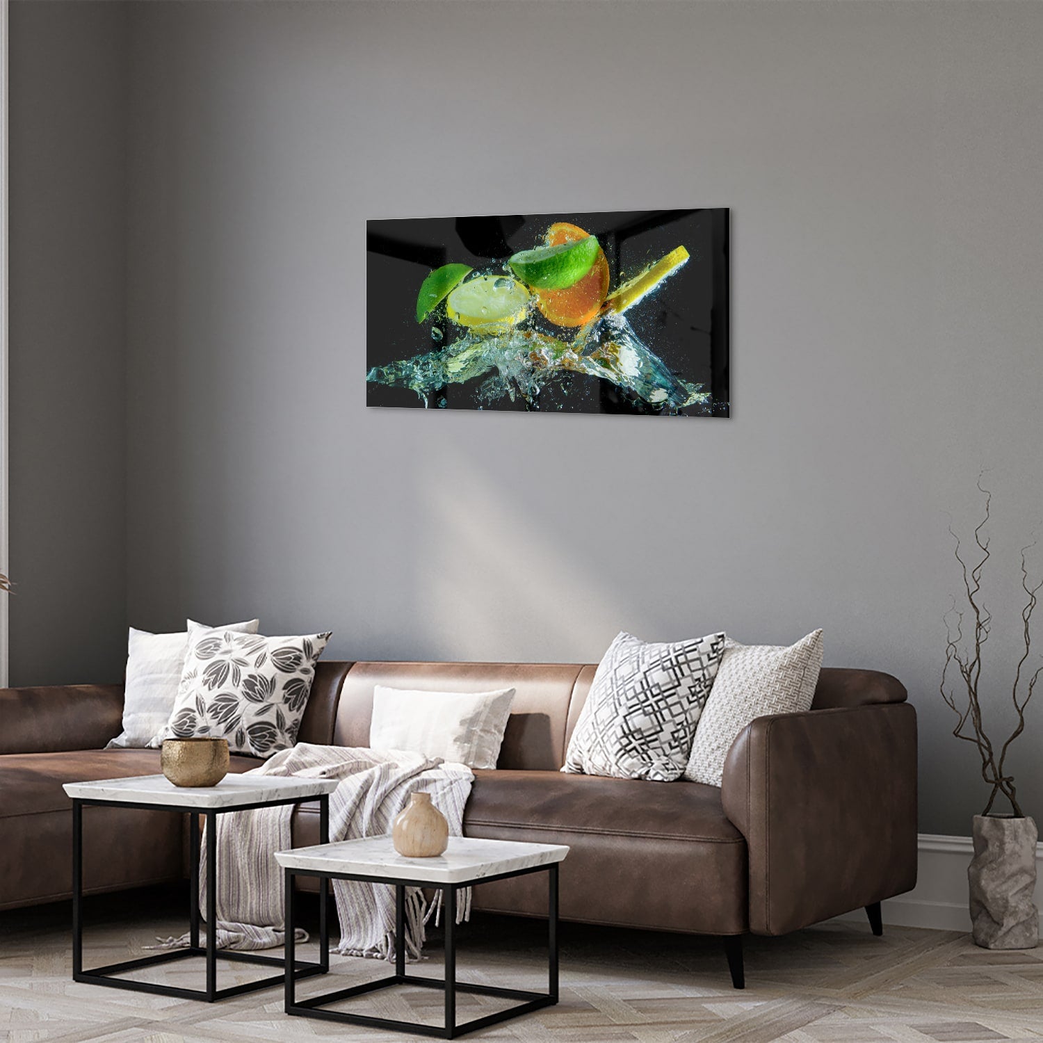 Glas schilderij met kleurrijke citrusvruchten en waterdruppels op een zwarte achtergrond.