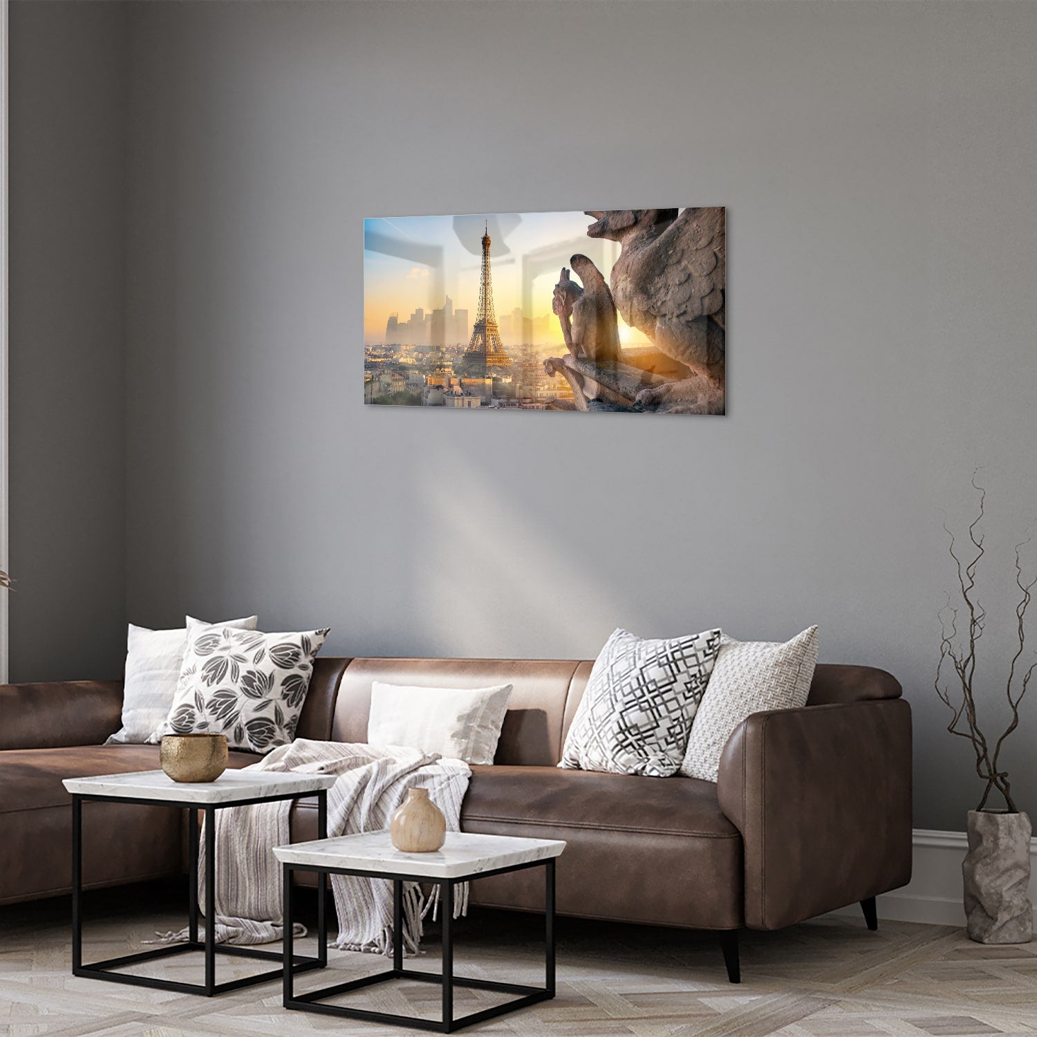 Glazen schilderij met de Eiffeltoren tijdens zonsondergang boven Parijs.