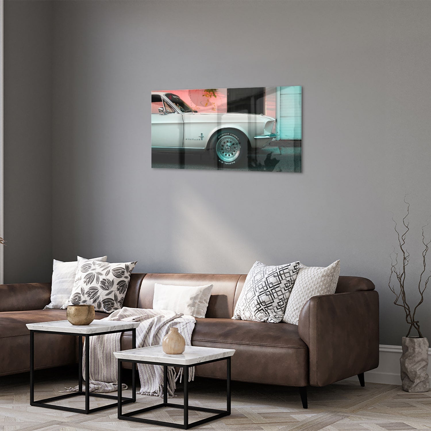 Glazen schilderij van een vintage auto in een sfeervol interieur