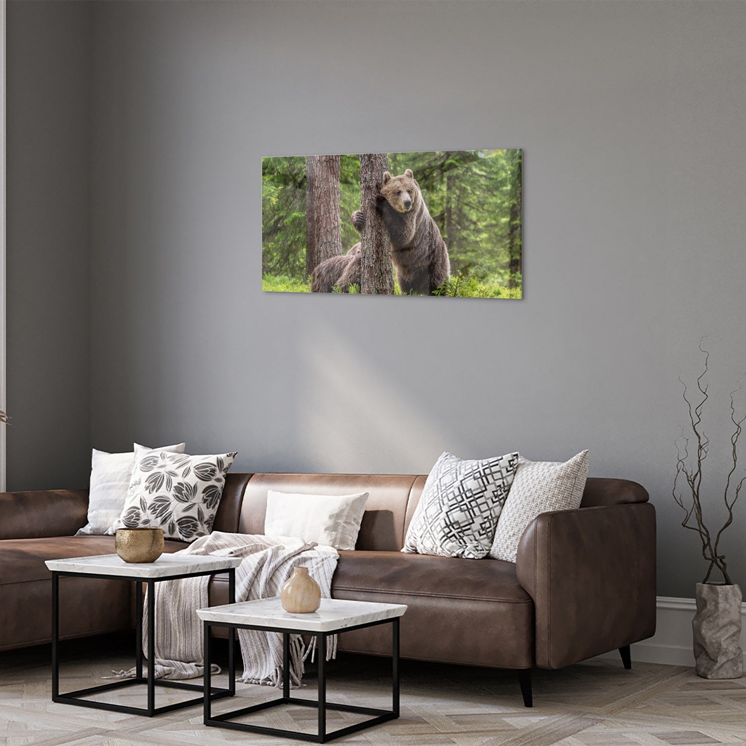 Glazen schilderij van een grizzly beer leunend tegen een boom in de natuur.