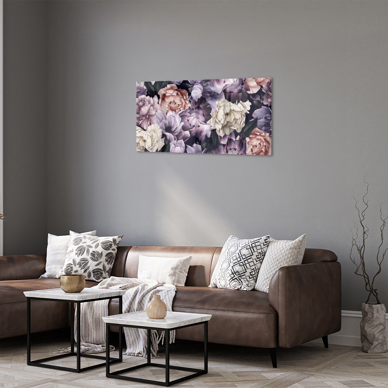 Glas schilderij met paarse en gouden bloemen in een moderne woonkamer