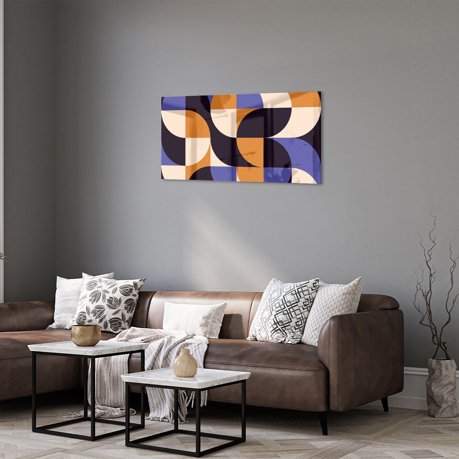 Abstract glazen schilderij met blauwe en oranjekleurige vormen, perfect voor moderne interieurs.