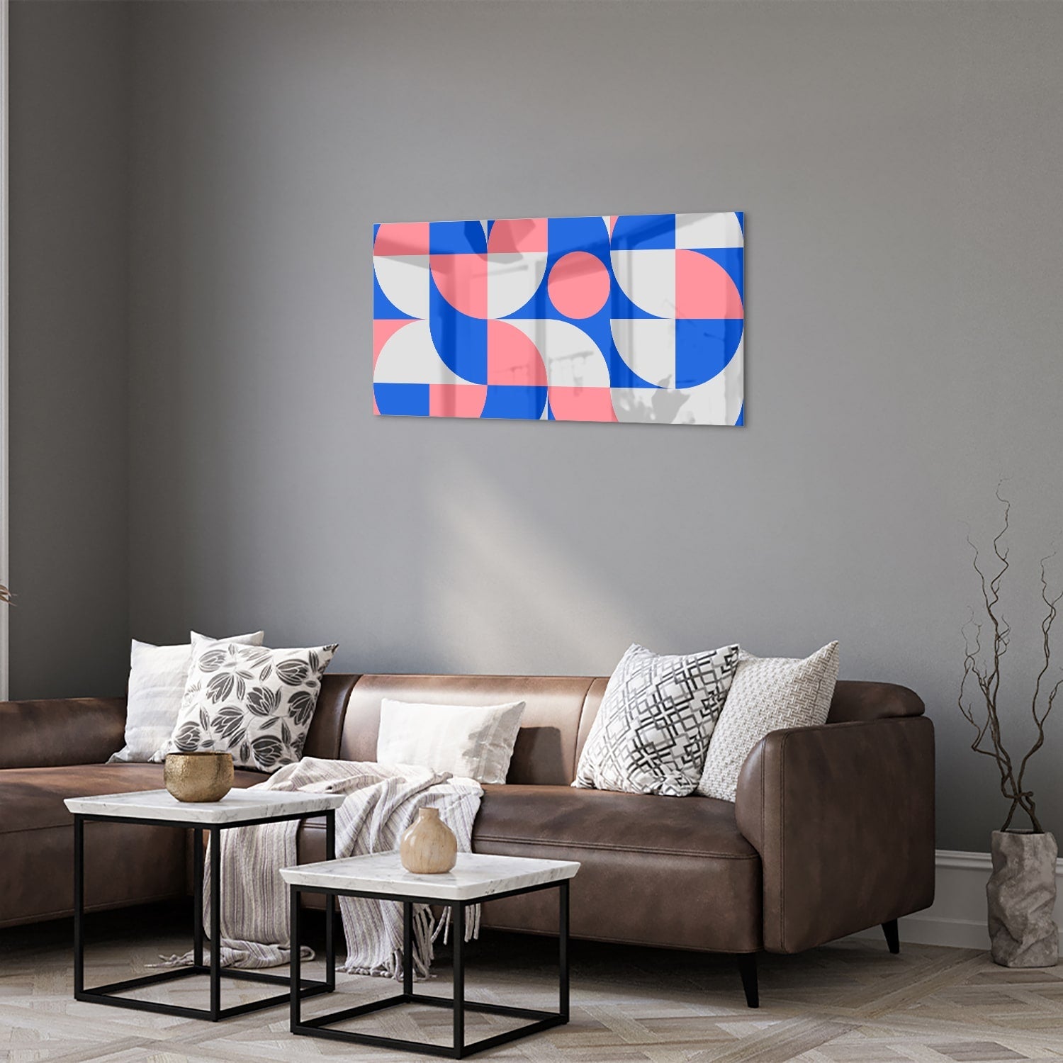 Abstract glazen schilderij met vormen in blauw en roze, perfect voor wanddecoratie.