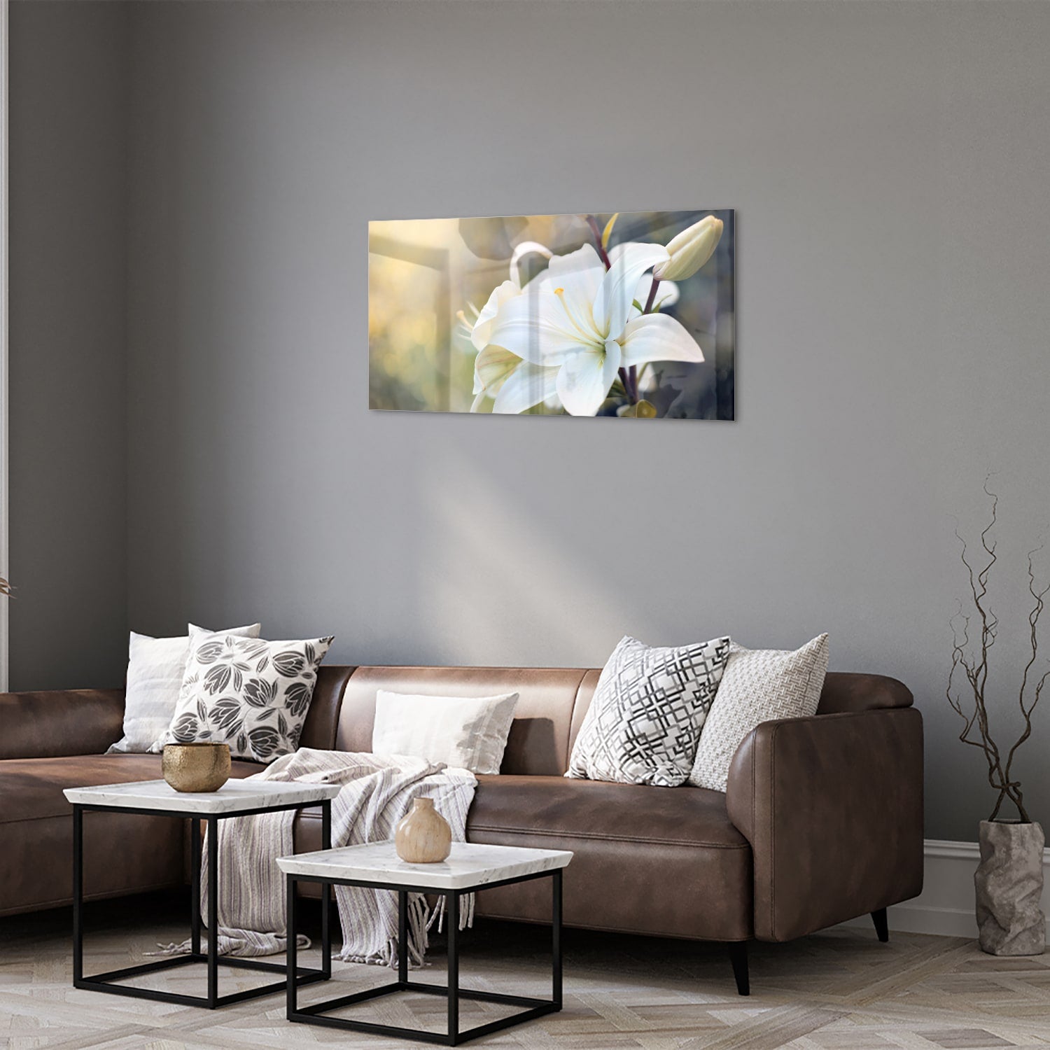 Elegant glazen schilderij van een witte lelie aan de muur