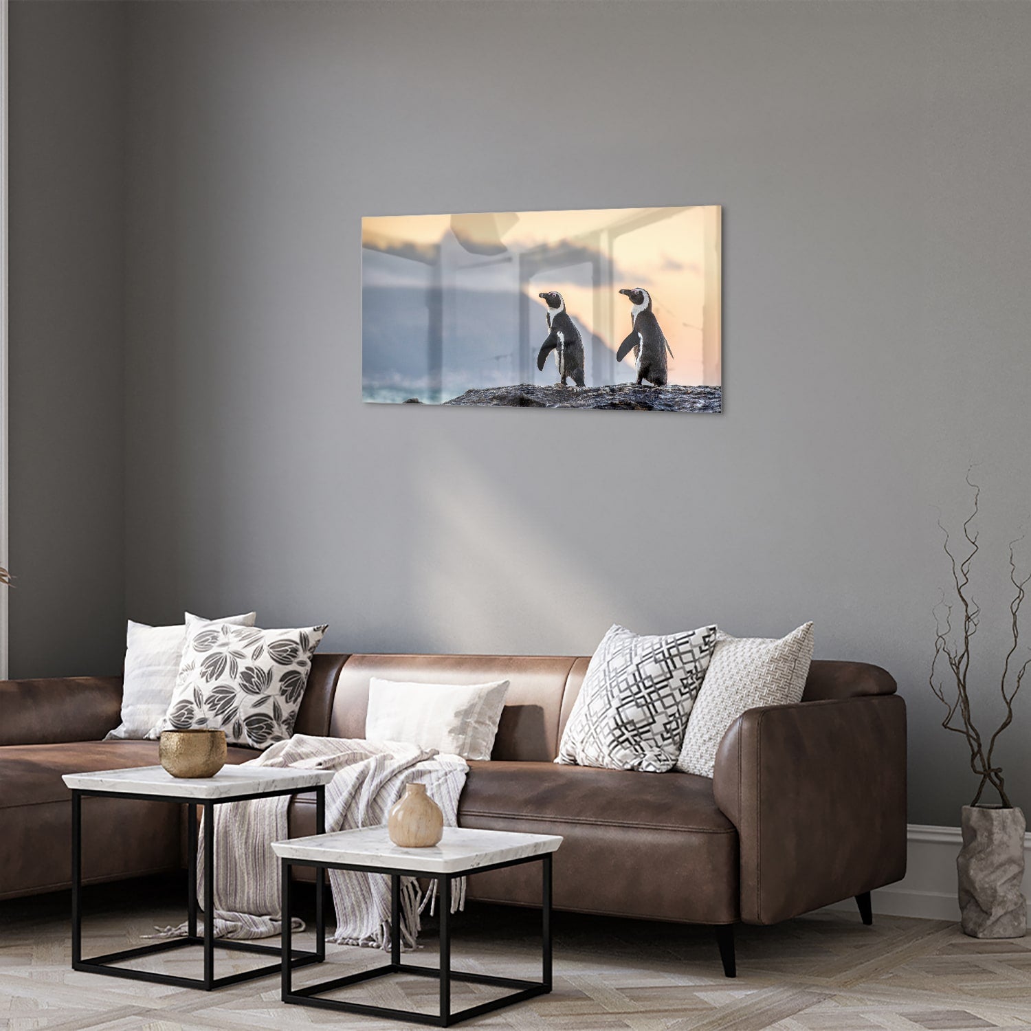 Glazen schilderij van pinguns aan zee met een zonsondergang op de achtergrond