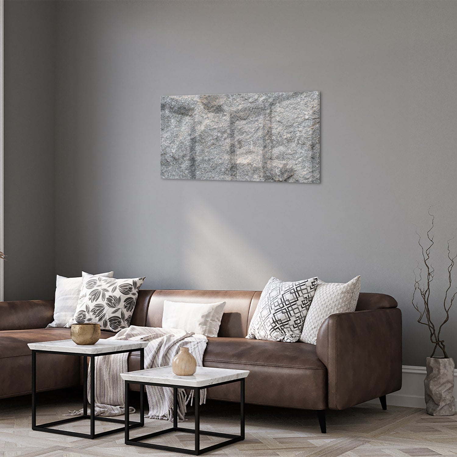 Glazen schilderij met abstracte textuur op muur in moderne woonkamer