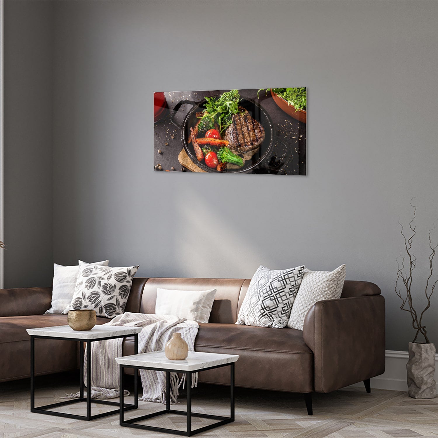 Glazen schilderij met een gegrilde steak en verse groenten in een pan