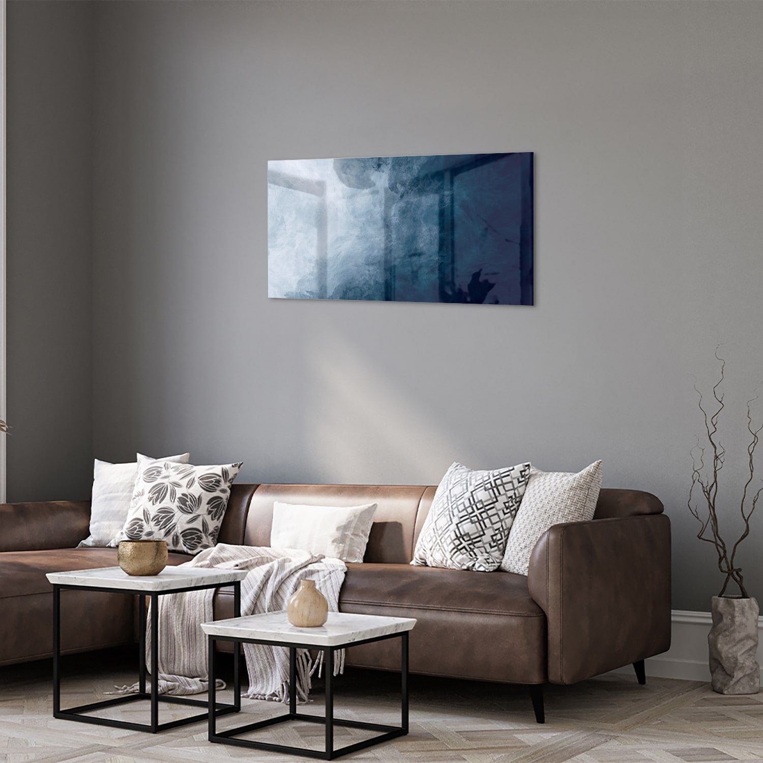 Abstract blauw glas schilderij aan de muur bij een houten meubel.