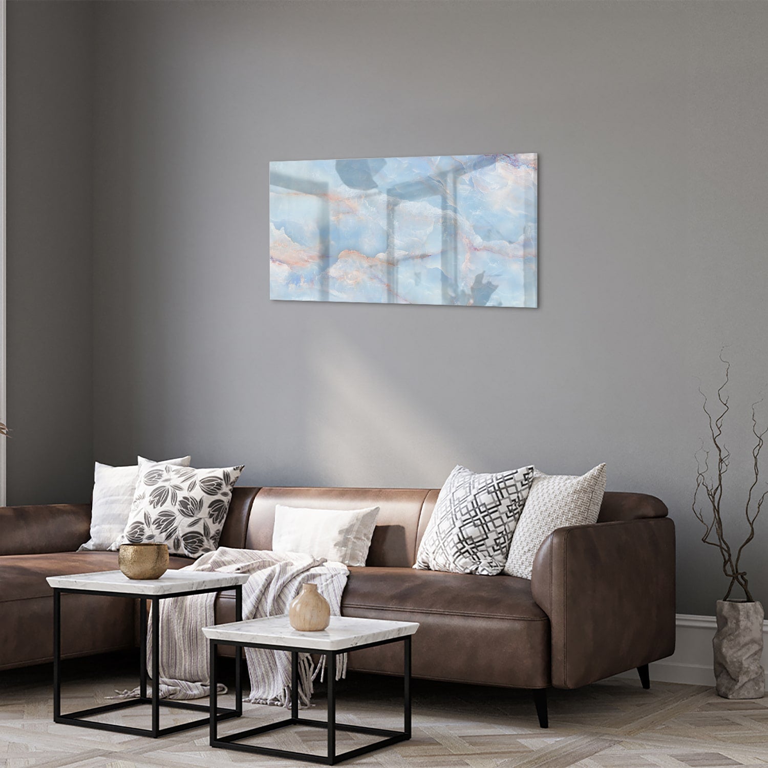 Abstract glazen schilderij in blauw en aardetinten aan de muur.