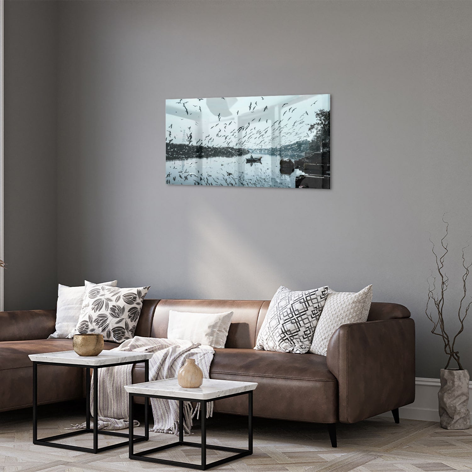 Glazen schilderij van vogels boven kalm water met reflecties.