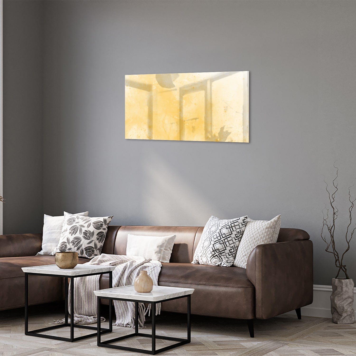 Abstract glazen schilderij in gouden tinten op een witte muur in een moderne woonkamer.