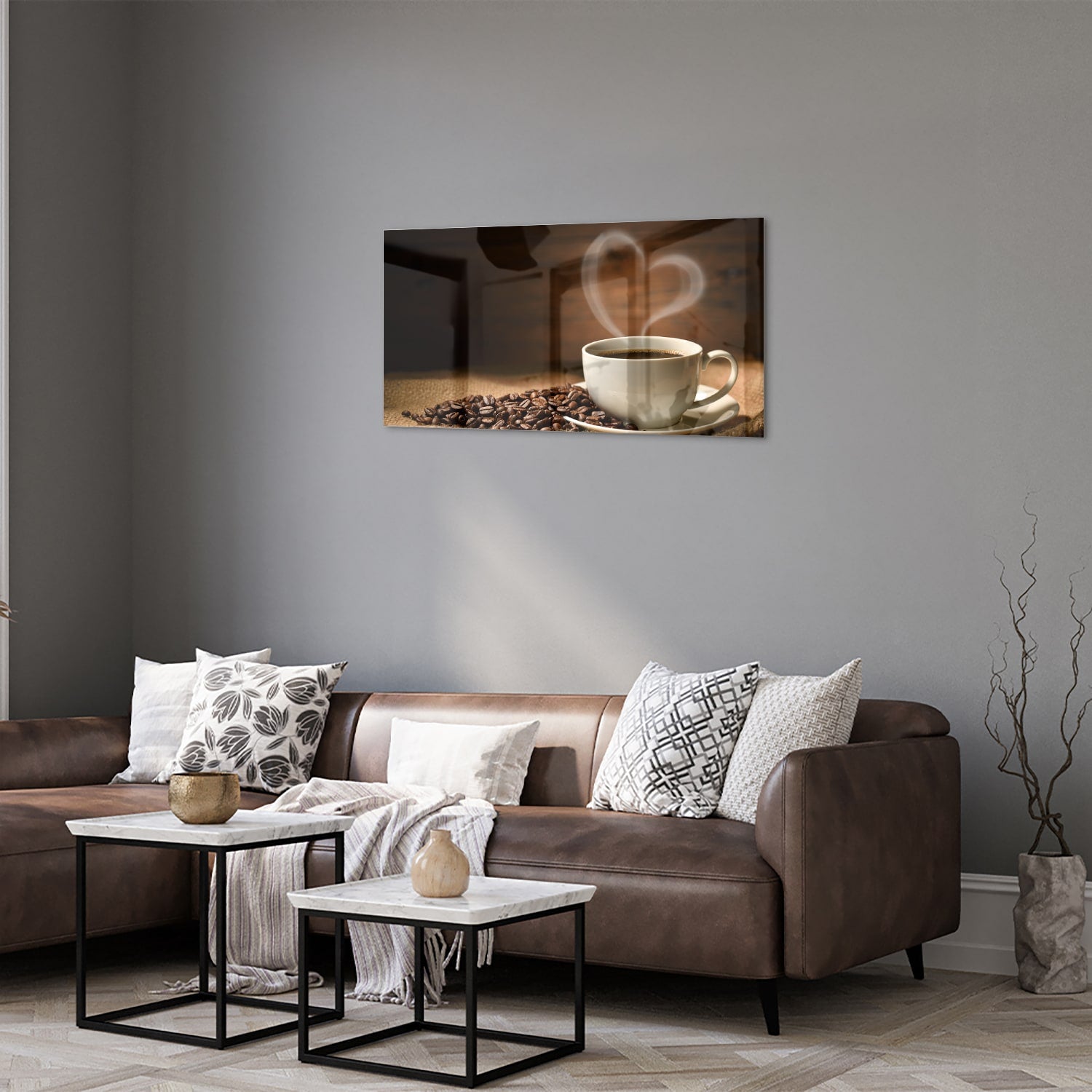 Glazen schilderij van een kop koffie met koffiebonen op een houten tafel.