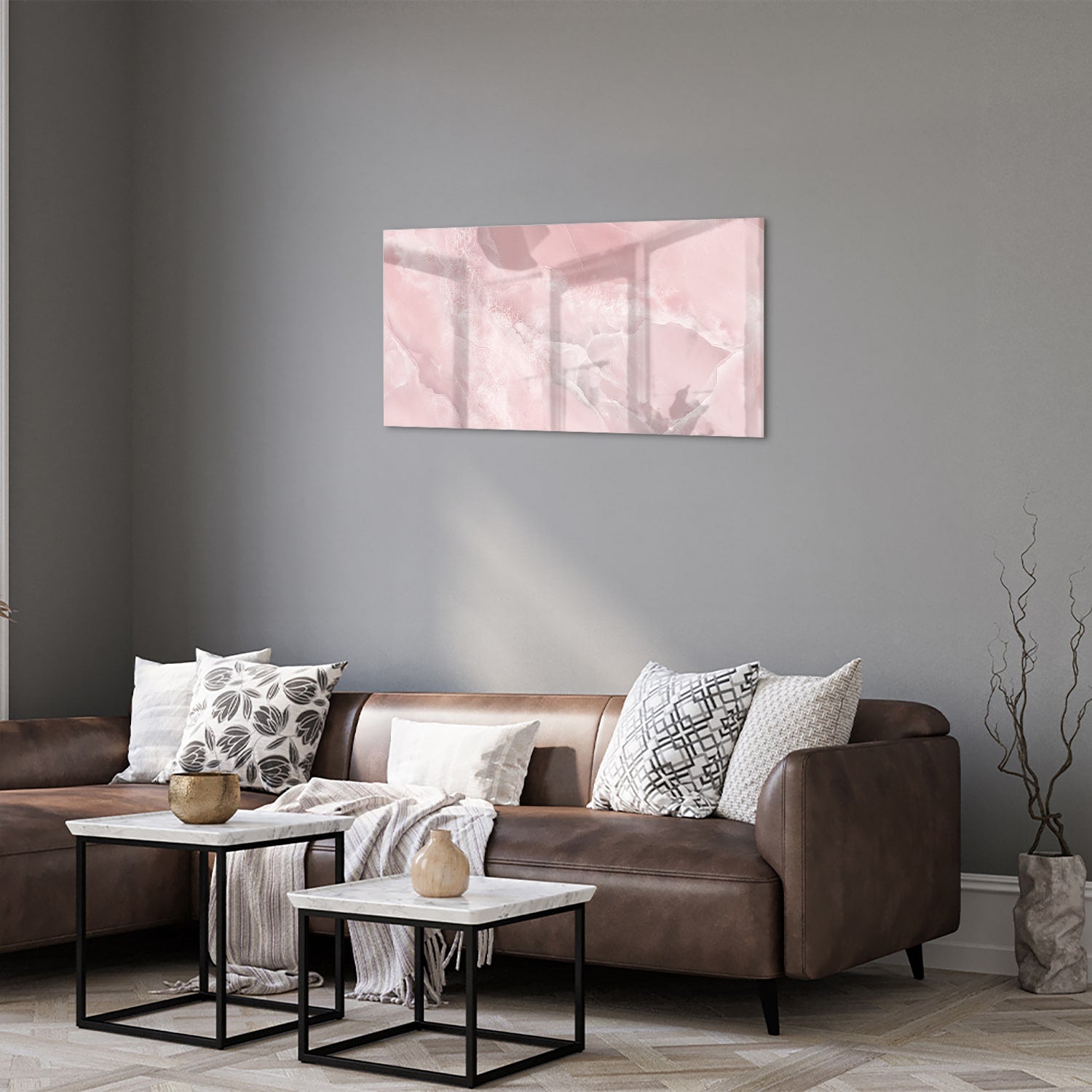 Elegant glazen schilderij in zachte roze tinten boven een houten kast.