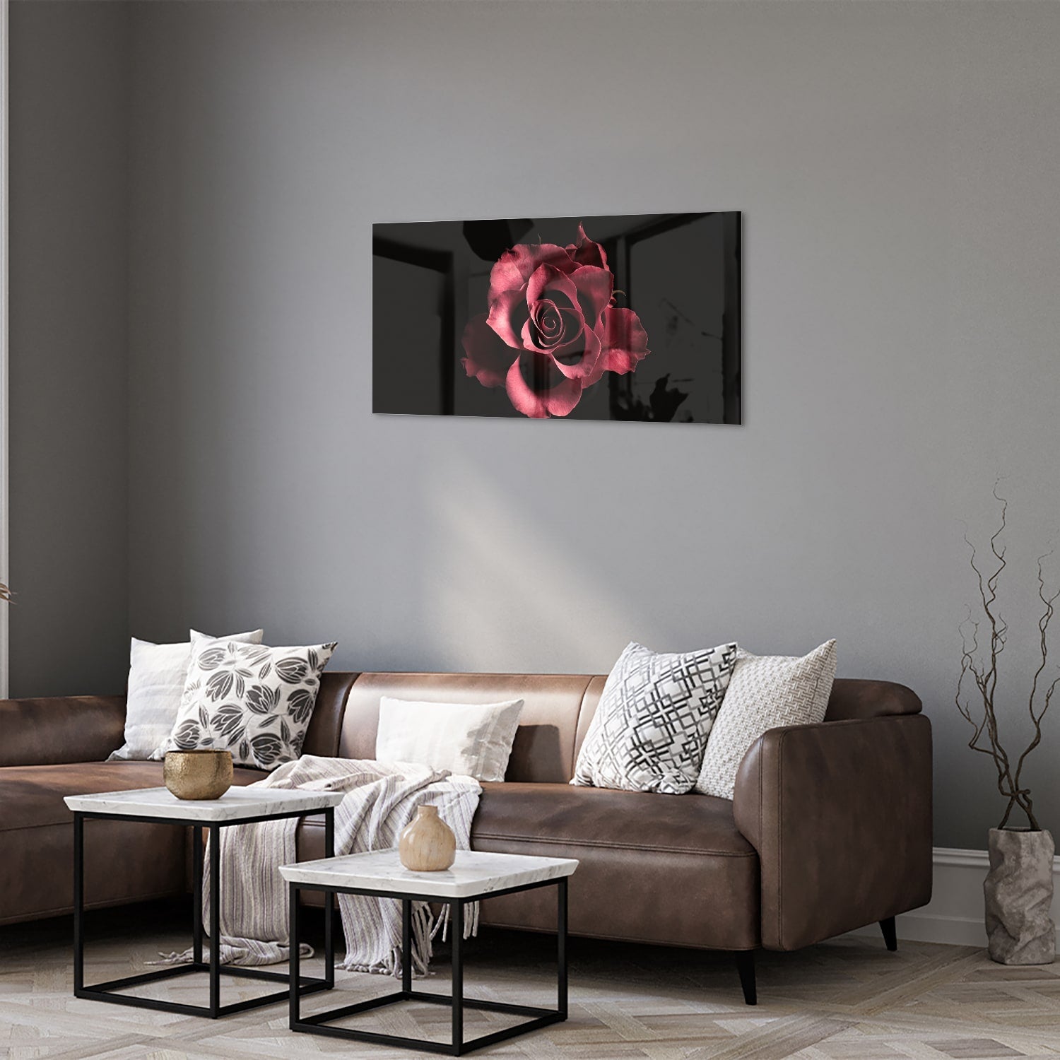 Een elegant glazen schilderij van een roze roos op zwarte achtergrond.