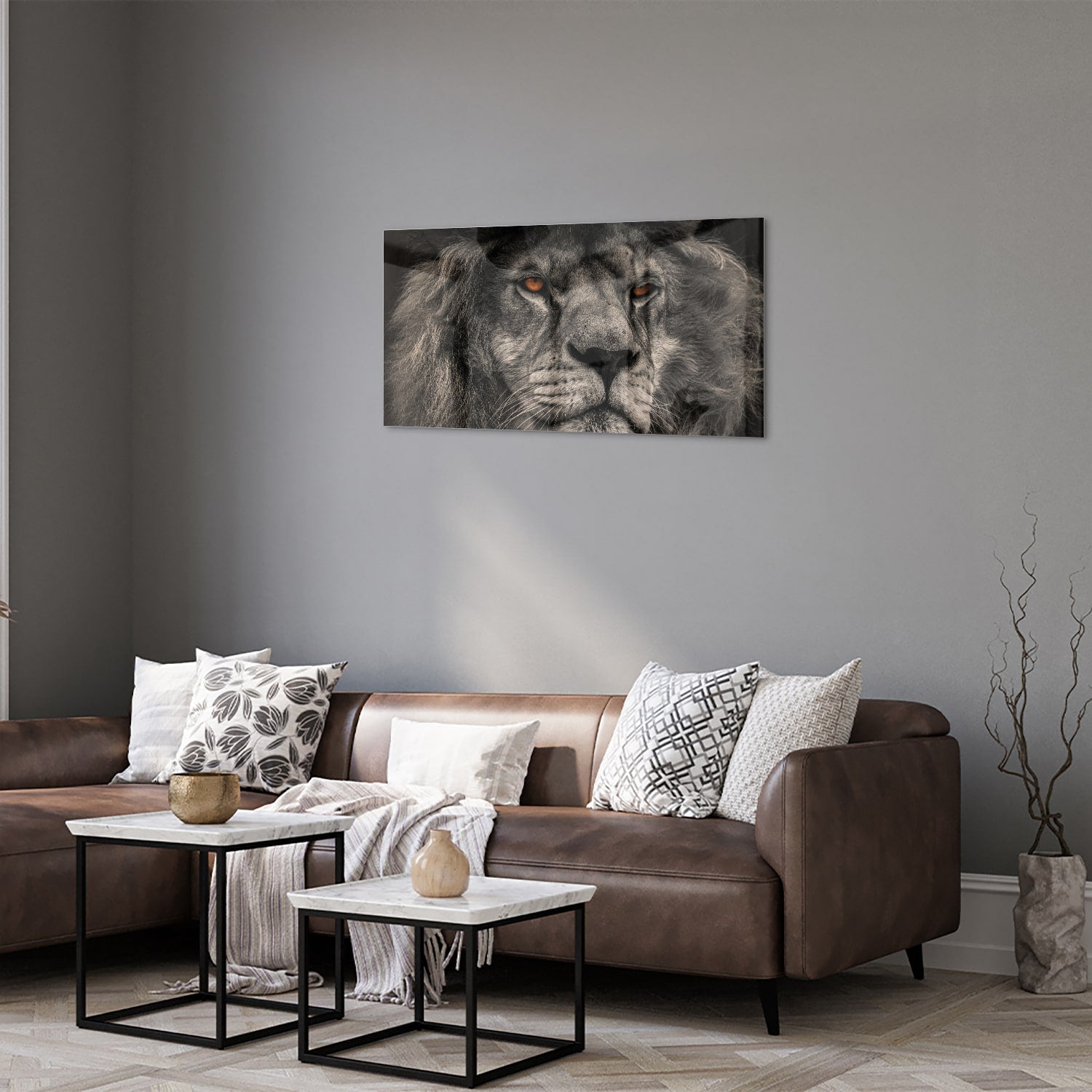 Glazen schilderij van een majestueuze leeuw in zwart-wit, perfect als wanddecoratie.