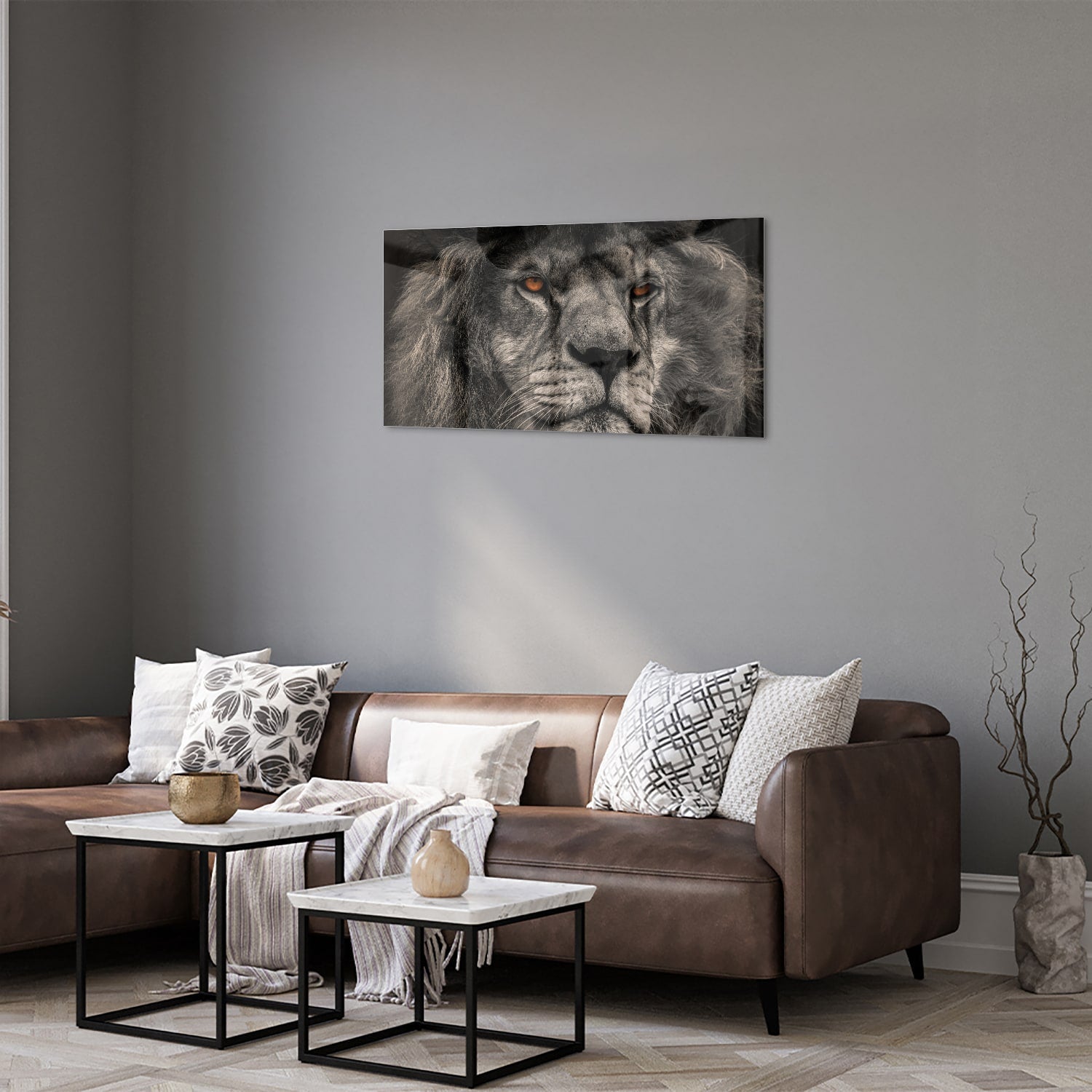 Glazen schilderij van een majestueuze leeuw in zwart-wit, perfect als wanddecoratie.
