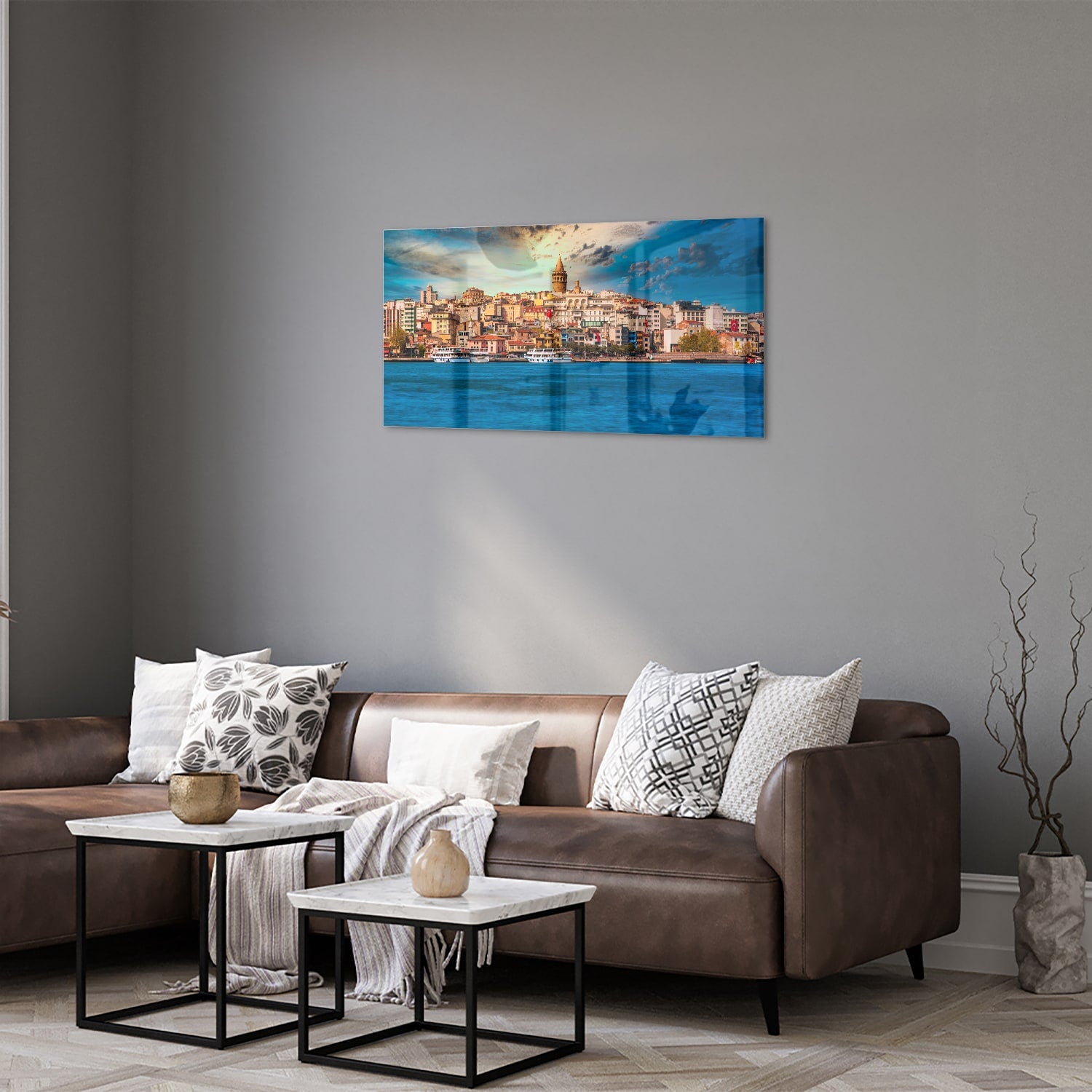 Glazen schilderij van een stad aan zee met kleurrijke gebouwen.