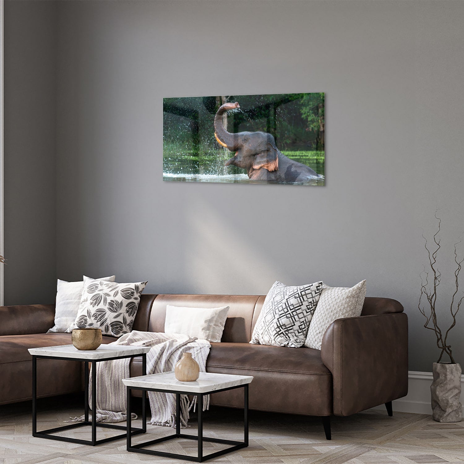 Glazen schilderij van een olifant die speelt in het water