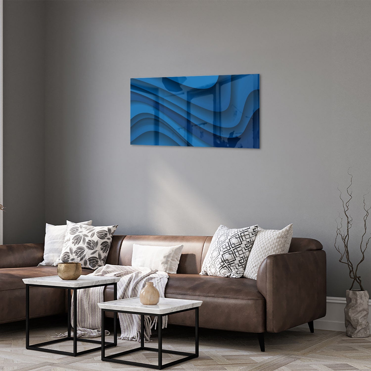 Modern glazen schilderij in abstracte blauwtinten op een muur.