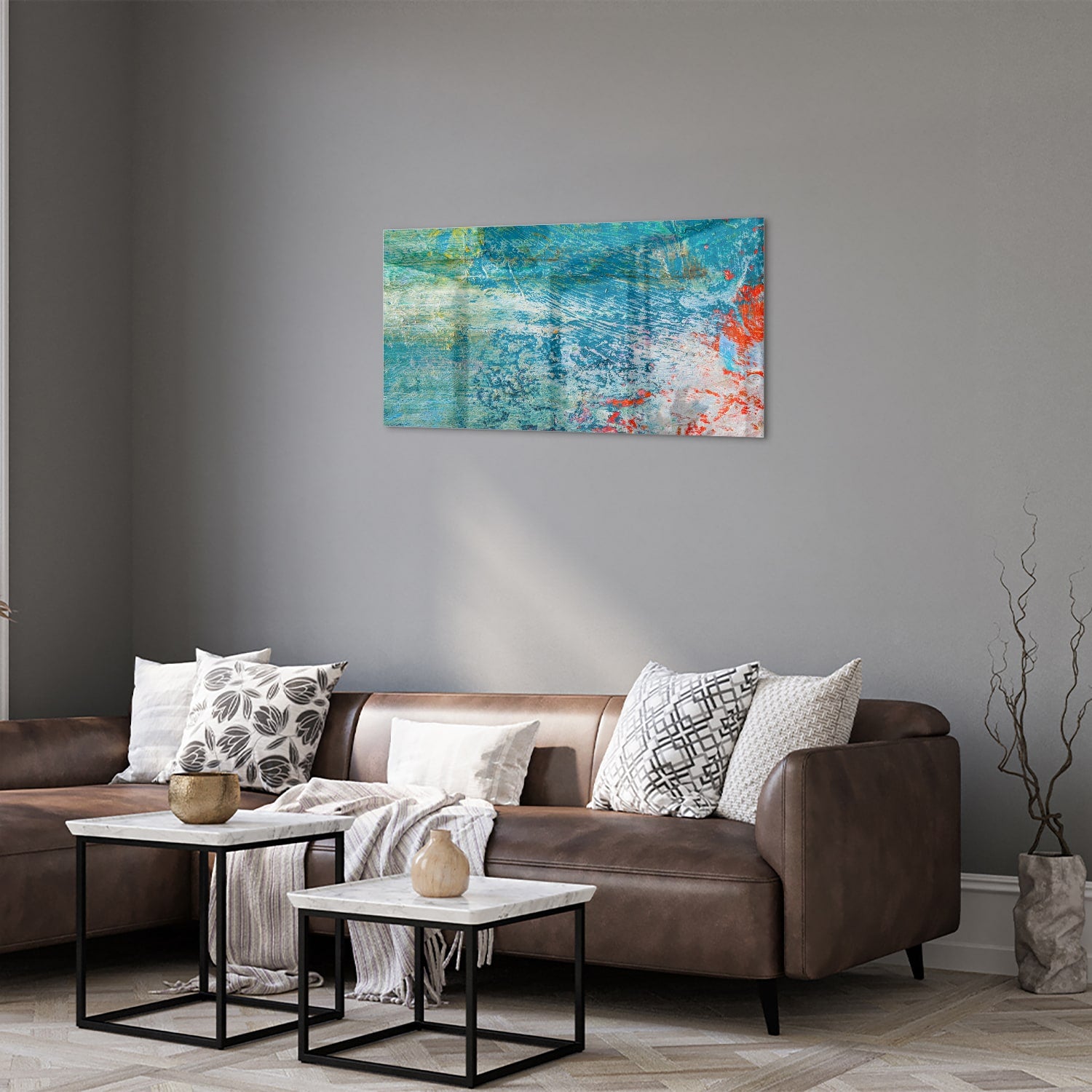 Kleurrijk abstract glazen schilderij aan de muur boven een houten kast
